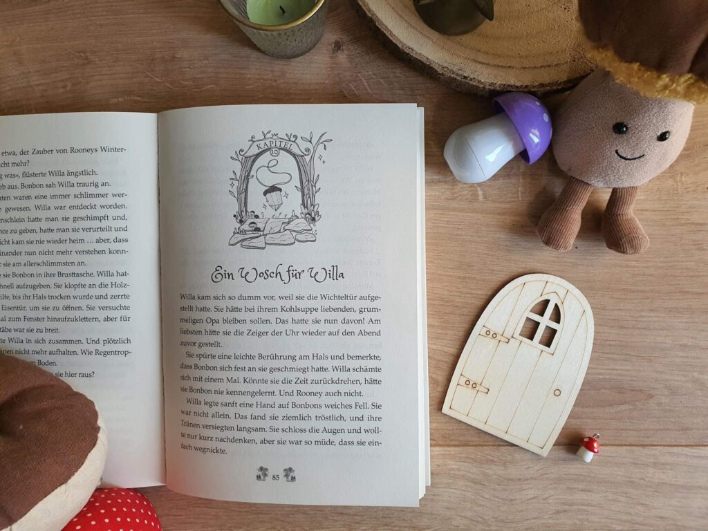 Liebt ihr Geschichten von Wichteln auch so sehr? In Tanja Voosens Fantasy-Geschichte "Willa Wichtel - Die Jadg nach der Zauberglocke" bekommen wir einen ganz anderen Blick auf die magischen Geheimnisse der kleinen Wesen. Denn hinter der Wichteltür ist nicht alles Friede, Freude, Eierkuchen - und nur wenige Wichtel sind Menschen überhaupt freundlich gesonnen. Willi muss nicht nur ihre Unschuld am Verschwinden der magischen Glocke beweisen, sondern auch noch hinter das Geheimnis des Ordens der Silber-Weide kommen und zeigen dass sie als Mensch ein wahres Wichtelherz hat. Eine wichtelwuchtig und magische Freundschaftsgeschichte mit vielen schönen Botschaften.