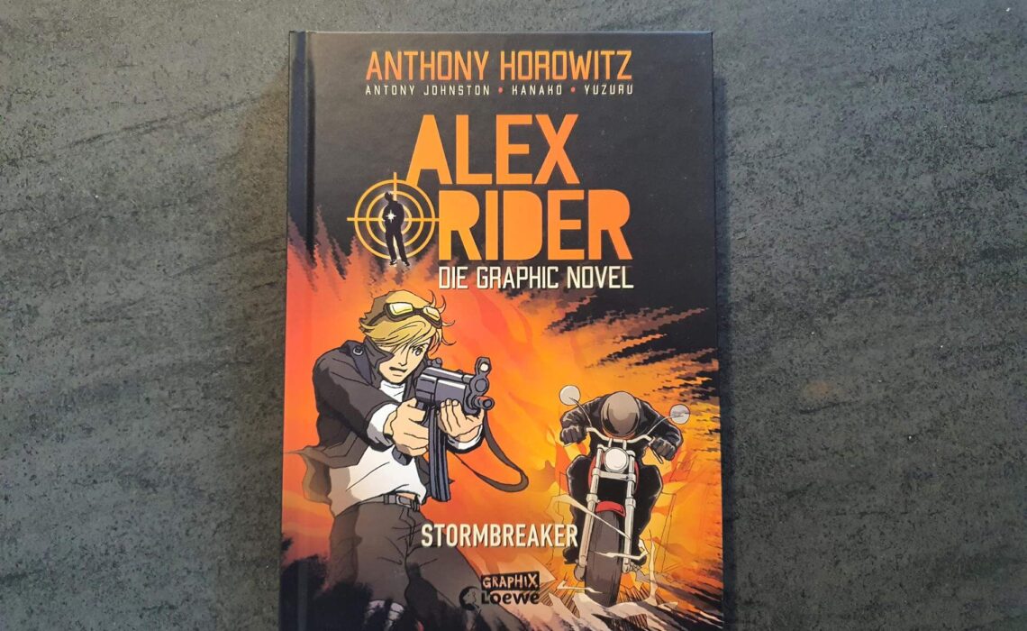 Ich liebe rasante Agentengeschichten zum Streamen. Und genau so habe ich mit Alex Rider zum ersten Mal Bekanntschaft gemacht. Dass die Prime-Serie auf einer Buchvorlage von Anthony Horowitz basiert, wusste ich bereits. Aber nun gibt es die Geschichte des 14-jährigen MI6-Agenten auch als Comic! In "Alex Rider: Die Graphic Novel - Stormbreaker" tritt der Schüler nach dem Tod seines Onkels Ian in dessen Fußstapfen und wird zum jüngsten Spion des Britischen Geheimdienstes. Dort muss er prompt verhindern, dass ein skrupelloser Multimilliardär Jugendliche mit einem tödlichen Virus infiziert! Eine aktionreiche und moderne 007-Geschichte im coolen Comicformat!