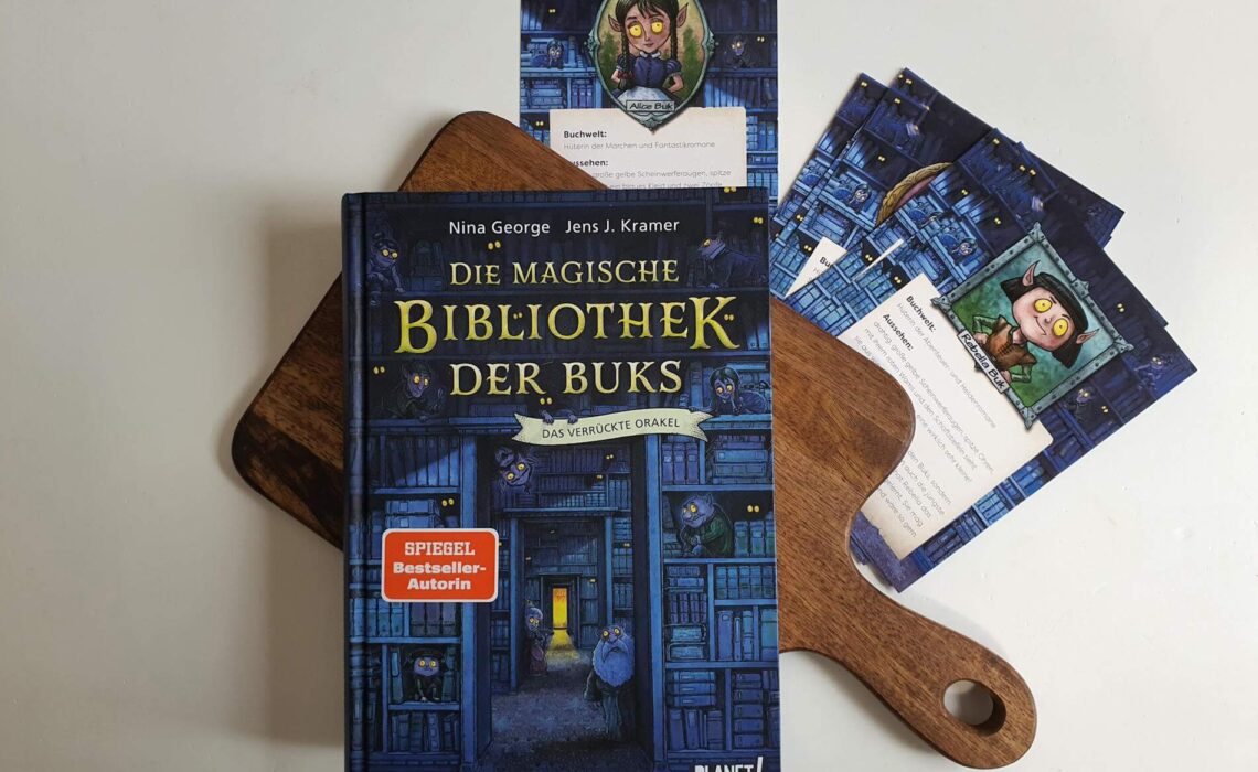 Eine Welt ohne Bücher, kann man sich das überhaupt vorstellen? Für Nola, Finn, Thommy und Mira ist sie Realität. Sie schauen nur lehrreiche Dokumentations-Filme oder lesen Wissenstexte auf ihren Tablets. Fantasievolle Unterhaltung oder gar Träume: Fehlazeige! Denn die Erwachsenen sehen das als unerzogene Handlungen an. Als die vier eines Tages zufällig hinter einer zugewucherten Mauer auf ein verlassenes Grundstück mit einer Villa voller Bücher und ihre magischen Buchhüter, die Buks, stoßen und lernen, wie sehr Fantasie einen über sich hinaus wachsen lässt. Nina Georges und Jens J. Kramers Dilogie Auftakt "Die magische Bibliothek der Buks - Das verrückte Orakel" ist eine Hommage an das Lesen und die Magie der Buchwelten.