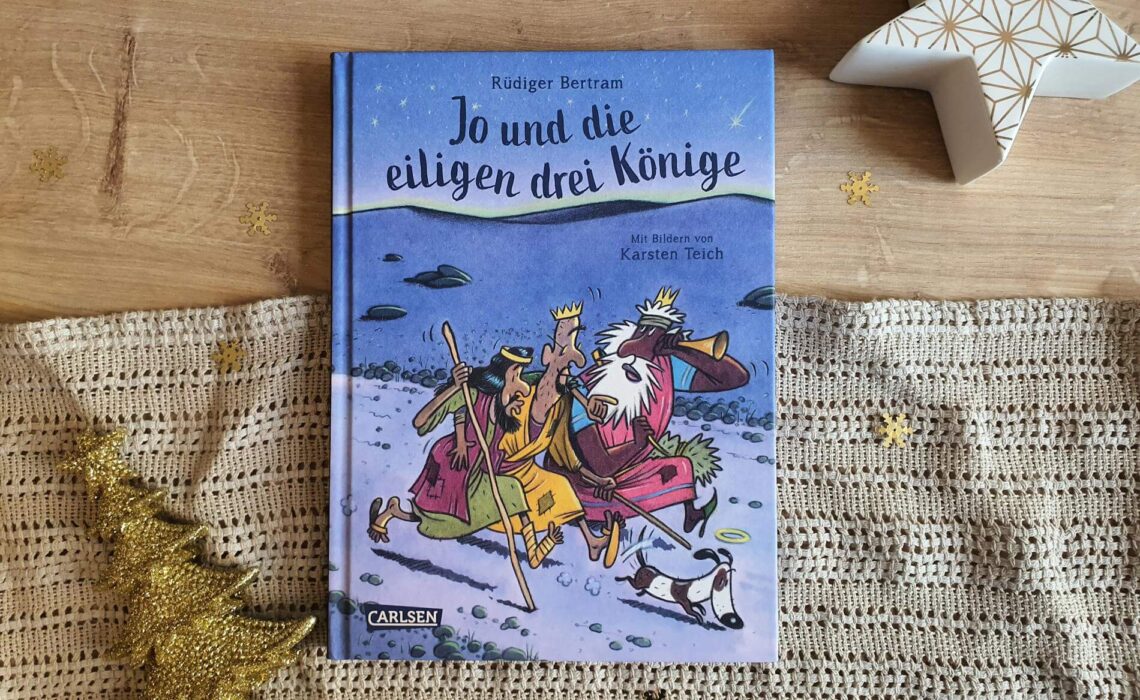 Der Stern leuchtete Hell, drei Könige begeben sich zu Stall und Krippe und Jesus bekommt von ihnen Gold, Myrre und Weihrauch geschenkt: wer kennt diese Weihnachtsgeschichte nicht? Dass sich alles ein klein wenig anders zugetragen hat, weiß Promenadenmischung Jo. Denn immerhin war er nicht nur dabei, als sich die drei Bettelkönige auf den Weg gemacht haben, er hat für sie auch eigens den Duft des himmlischen Kindes erschnuppert, den Weg gewiesen und gleich noch echt nützliche Geschenke auftreiben lassen. "Jo und die eiligen drei Könige" ist eine moderne und vor allem witzige Neuinterpretation von Rüdiger Bertram mit Bildern von Karsten Teich.