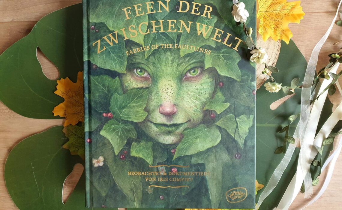 Liebt ihr Fantasy-Geschichten mit Feen, Waldwesen, Wichteln, Trollen, Drachen und anderen Fabelwesen? Dann müsst ihr euch unbedingt "Feen der Zwischenwelt" anschauen. Iris Compiet hat bei ihrem Streifzug durch die mystischen Waldlandschaften der Anderswelt all die wunderschönen, frechen, düsteren und schillernden Natur- und Geisterwesen skizziert. Dazu gibt es kurze Notizen und Geschichten zu Alraunen, Pixies, Selkies & Co., die die Fantasie noch weiter anregen. Eine wahnsinnig schöne illustratorische Dokumentation, die uns einen einzigartigen Einblick in die Welt der Feen schenkt und verzaubert.