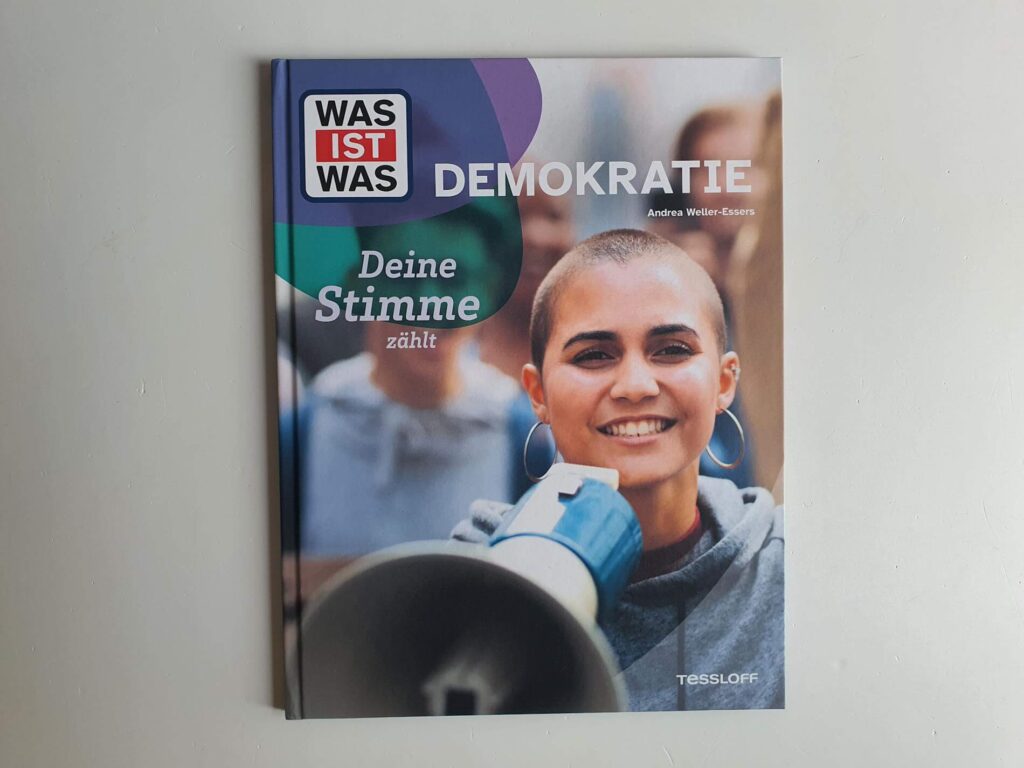 WAS IST WAS - das ist der Klassiker der Kinder-Sachbücher zu verschiedenen Themen, mit dem ich bereits aufgewachsen bin. Ob man nun Wissen zu Herzensthemen nachlesen oder für Referate nachschlagen möchte: mit den Büchern bekommt man einen schnellen Überblick über komplexe Sachverhalten und man kein seinen Kenntnisstand schnell vertiefen. Seit August 2024 gibt es jetzt 15 Themen, die brandneu und modern überarbeitet wurden. Drei von diesen neuen WAS IST WAS Büchern stelle ich genauer vor und zwar "Demokratie", "Das alte Rom" und "Dein Körper" für Kinder ab 8 Jahre (und auch super für Erwachsene!).