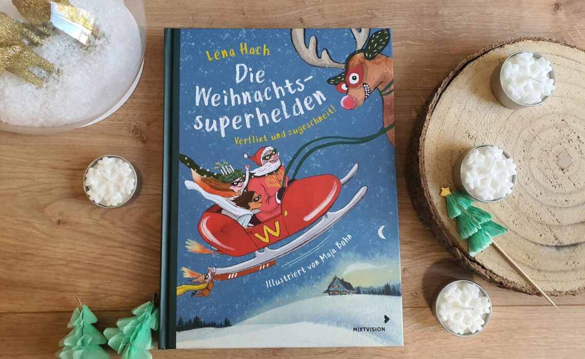 Wie weihnachtstastisch ist das denn? In diesem Jahr beschenkt der Weihnachtsmann nicht nur die Kinder! Nein, er sorgt auch zusammen mit seiner Enkelin Schneeflocke, Nichte Lucia, dem Rentier Rudolf und einem Wichtel dafür, dass wirklich keine Katastrophe um die Ecke kommt und Weihnachten verhagelt. Papperlaplätzchen, die Weihnachts-Superhelden sind nie zu spät, haben coole Capes und sogar ein Santamobil mit allerlei nerdiger Gadgets! Fernab von plüschiger Weihnachtsidylle erzählet Lena Hach in "Die Weihnachts-Superhelden - Verlixt und zugeschneit" mit heldenhaft-weihnachtlichen Illustrationen von Maja Bohn 24 extrem witzige Geschichten, die sich perfekt als Adventskalender zum Vorlesen eignen. Hier wird gepupst, geflucht und natürlich superheldenhaft die Welt gerettet. Tannenbaumspitze für Kinder ab 5 Jahren! Ein Exemplar darf ich sogar verlosen!