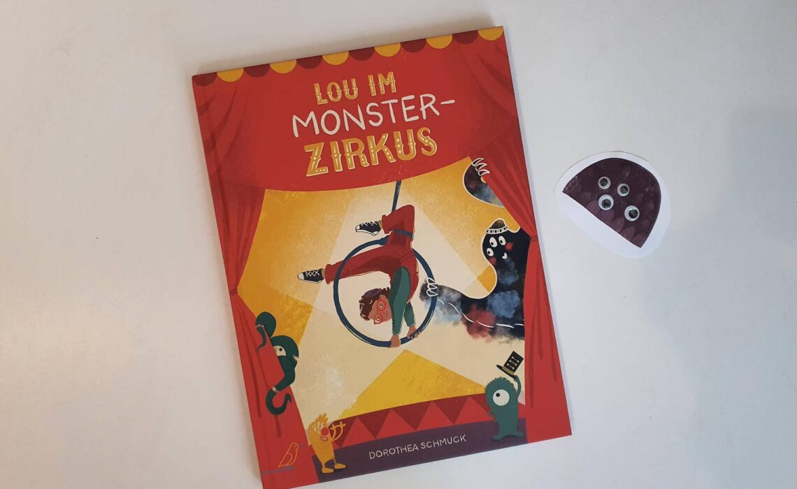 Lou freut sich auf den Kinder-Zirkus. Doch Monster mag nicht mitkommen. Es hat Angst vor Neuem. Und auch, dass die beiden dort keine Freunde finden werden. Doch dann erfährt er, dass jeder Mensch ein Monster als Teil seiner Persönlichkeit in sich trägt. Und dass kann manchmal auch richtig nützlich sein. Dorothea Schmuck erzählt in "Lou im Monster-Zirkus" von den Gefühlen in uns, die uns vorsichtig, still, hibbelig oder wütend, aber auch organisiert, pünktlich und kreativ machen. Mit vielen fröhlich-bunten Bildern aus dem monstermäßigen Zirkus.