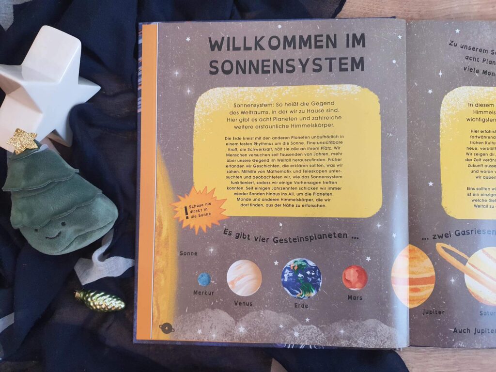 Warum wurden die Planeten unseres Sonnensystems nach römischen Göttern und Göttinnen benannt? Wieso ist Pluto kein Planet, sondern ein Zwergplanet? Und wie erforschten Menschen früher den Weltraum - und wie heute? Sophie Allan nimmt uns in "Die Planeten: Entdecke unser faszinierendes Sonnensystem" mit auf eine galaktische Entdeckungsreise. Spannend und leicht verständlich erfahren wir dabei alles über Planeten, Sterne, den Weltraum und die Raumfahrt. Mit farbenfrohen Illustrationen von Dawn Cooper sowie vielen Bildern und mit Fotos vom James-Webb-Weltraumteleskop der NASA.