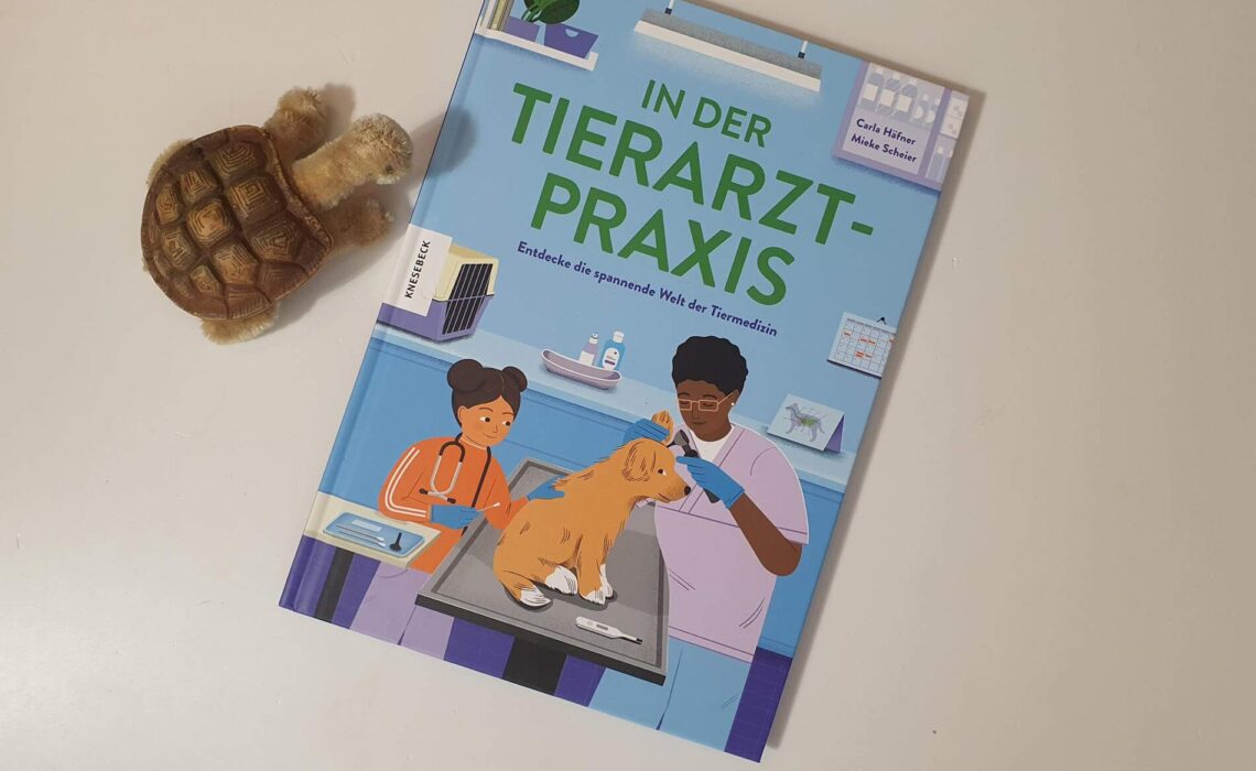 Ylvie macht in den Ferien ein Praktikum in der Tierarztpraxis - und bekommt so einiges über den vielseitigen Traumberuf mit. Was macht man bei Verdacht auf einen Bruch und wie unterscheiden sich eigentlich die Skelette von Hund, Katze, Hamster & Co.? Warum haben Zuchttiere oft Krankheiten und Vererbungsfehler? Und was tut man, wenn Eichhörnchen, Igel und andere Wildtiere in Not geraten? "In der Tierarztpraxis - Entdecke die spannende Welt der Tiermedizin" von Carla Häfner und Mieke Scheier zeigt Kindern ab 8 Jahren nicht nur, dass eine Tierärztin Chirurg, Zahnmediziner und Tierkenner sein muss. Sondern auch, mit welchen Krankheiten und Parasiten es Haustiere und Nutziere oft zu tun haben und wie wir Wildtiere schützen können.