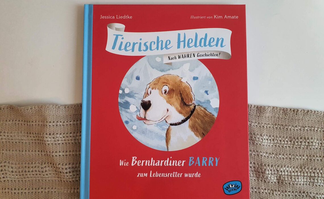 Kennt ihr den berühmtesten Hund der Schweiz? Bernhardiner Barry rettete 1800 ein Kind aus dem Schnee und wurde damit zum Nationalheld. In dem neuen Band "Wie Bernhardiner Barry zum Lebensretter wurde" von Jessica Liedtke aus der Reihe "Tierische Helden" gibt es diese spannende und berührende Geschichten zum Vorlesen. Mit vielen liebevollen Illustrationen von Kim Amate und historischen Fakten und Originalfotos. Eine Vorlesegeschichte für Kinder ab 5 Jahren.