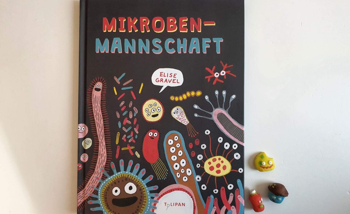 Elise Gravel und ich teilen die Leidenschaft für kleine und oft unbeliebte Lebenwesen. Zuletzt hat ihr Buch über die "Käferkolonne" mein Herz höher hüpfen lassen, und auch ihre „Pilzparade" hat mich verzückt. Mit der "Mikroben Mannschaft" wird es sogar noch kleiner, aber dafür genauso wuselig-niedlich. Denn sie nimmt Bakterien und Viren genauer unter die Lupe und zeigt in witzig illustrierten "Nahaufnahmen", was die nützlichen Superhelden des Planeten alles so drauf haben, wer die wahre Schneekönigin ist und warum uns einige Mikroorganismen dennoch krank machen können. Eine spannendes Sachbilderbuch ab 5 Jahre.