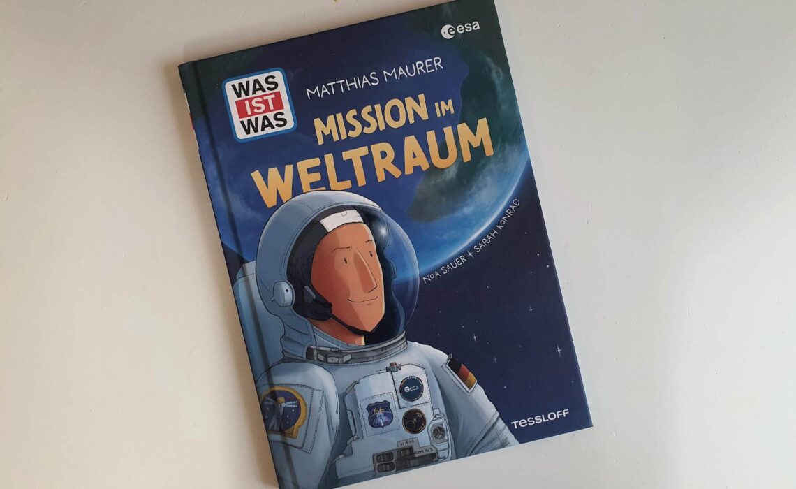 Wie sieht die Internationale Raumstation (ISS) eigentlich von Innen aus und wie lebt es sich dort? Was frühstücken Austronauten und was tragen sie beim Weltraumspaziergang unter ihrem Raumanzug? Und wie wird man überhaut Raumfahrer? Mit lebhaften Dialogen und spannenden Logbucheinträgen geben Matthias Maurer und die Autorin Sarah Konrad in ihrem Comicbuch "Mission im Weltraum" einen Einblick in den Alltag auf der außerirdirschen Wohngesmeinschaft. Nach dem aufregenden Start und dem ersten Kennenlernen aller Mitbewohnerinnen und Mitbewohner beginnt die Forschungsarbeit hoch oben im All - inklusive Klos mit Absaugefunktion, Evakuierungen wegen Weltraumschrott und einem gefährlichen Außenbordeinsatz. Eine spannende Astronauten-Geschichte mit jeder Menge Weltraumwissen für alle Weltraum-Fans und Nachwuchs-Astronautinnen.