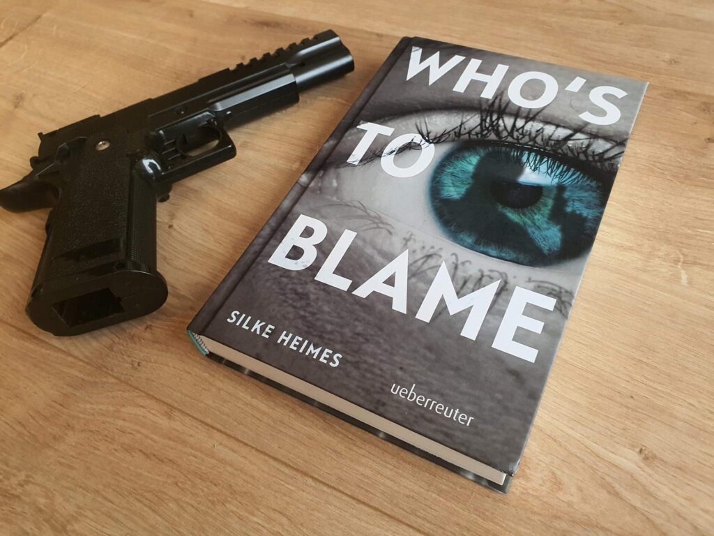 Was wenn sich der angekündigte öde Nachmittagsunterricht in eine waschechte Geiselnahme entpuppt? In "Who´s to blame?" von Silke Heimes läuft ein Deutschlehrer an einem Gymnasium Amok. Ein tödliches Spiel umd Leben um Tod beginnt: In zehn Spielrunden müssen ihm alle Schülerinnen und Schüler beweisen, wie gerecht sie sind und was sie für die Gemeinschaft tun. Nur dann lässt Brandl nach jeder Runde jemanden gehen - oder auch nicht. Doch was steckt hinter dem Verhalten des Lehrers? Ein spannender Jugendthriller über Zusammenhalt und Menschlichkeit ab 14 Jahren. 