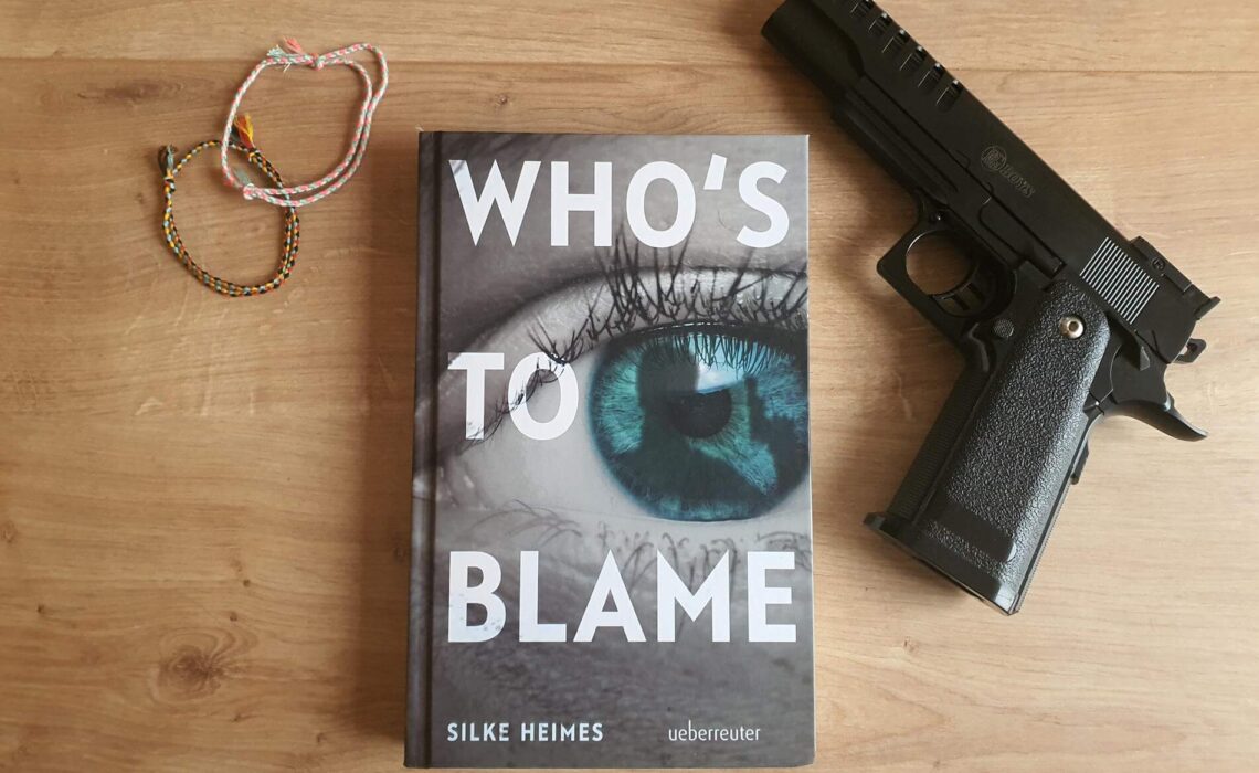 Was wenn sich der angekündigte öde Nachmittagsunterricht in eine waschechte Geiselnahme entpuppt? In "Who´s to blame?" von Silke Heimes läuft ein Deutschlehrer an einem Gymnasium Amok. Ein tödliches Spiel umd Leben um Tod beginnt: In zehn Spielrunden müssen ihm alle Schülerinnen und Schüler beweisen, wie gerecht sie sind und was sie für die Gemeinschaft tun. Nur dann lässt Brandl nach jeder Runde jemanden gehen - oder auch nicht. Doch was steckt hinter dem Verhalten des Lehrers? Ein spannender Jugendthriller über Zusammenhalt und Menschlichkeit ab 14 Jahren.