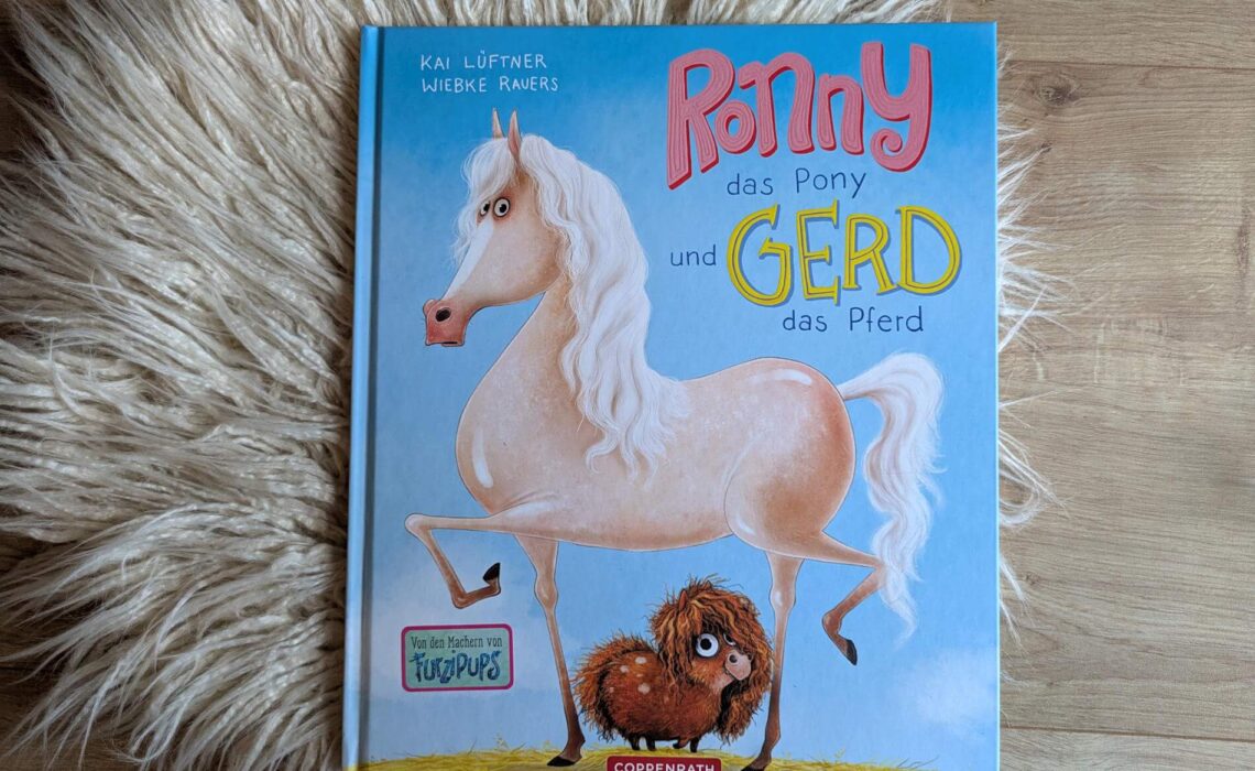 "Ronny, das Pony, und Gerd, das Pferd" könnten unterschiedlicher nicht sein. Das winzige, dickliche Pony mit struppigem Fell und das stattliche, schöne Pferd, das mehr schwebt als galloppiert, sind Stallnachbarn in einem Gestüt. Klar, dass hier Gerd der Star ist. Bis eines Tages der Stall in Flammen aufgeht und Ronny beweist, dass man fürs Mutigsein weder groß, schön oder schlank sein muss. Ein lustiges Bilderbuch das den Selbstwert von Kindern stärkt mit Reimen von Kai Lüftner, illustriert von Wiebke Rauers.