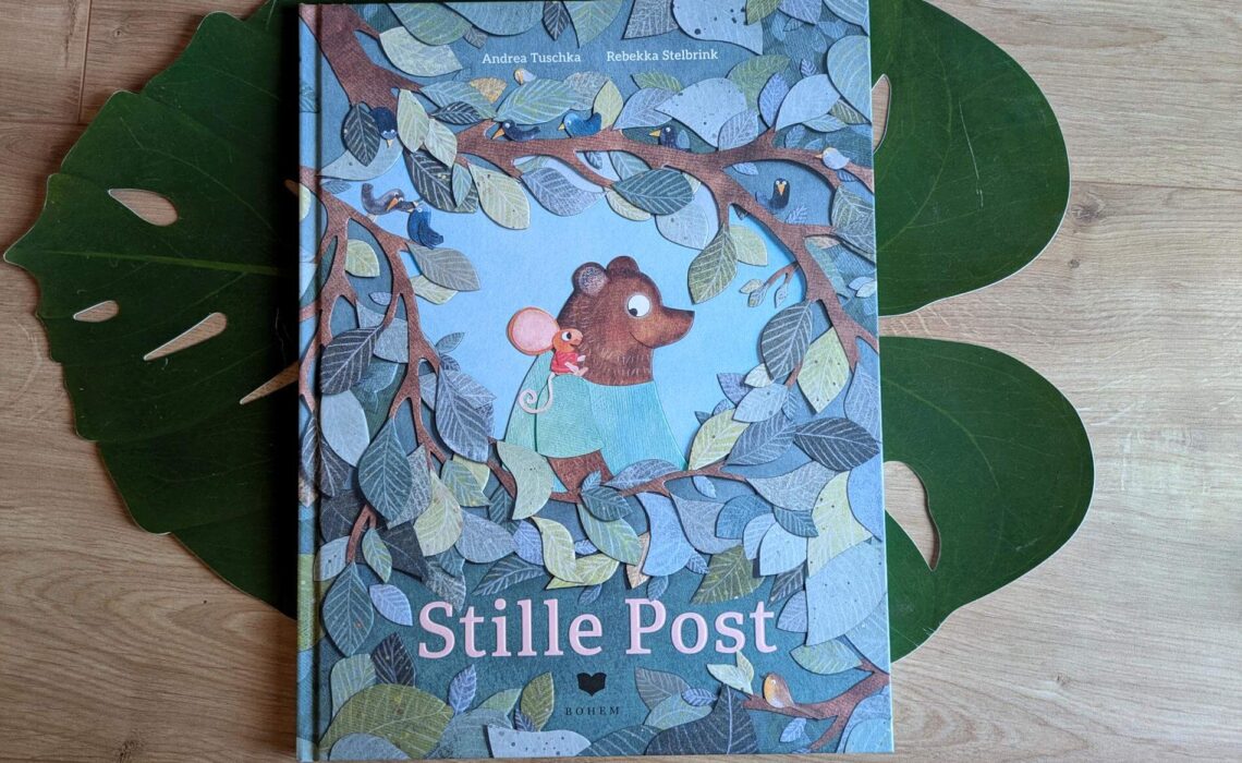 Kennt ihr das Spiel „Stille Post"? Auch in dieser gleichnamigen Bilderbuch von Andrea Tuschka wird eine Botschaft von Mund zu Mund übermittelt - und natürlich läuft nicht alles nach Plan. Denn am Ende kommt etwas ganz anderes beim Bären an, als die Maus losgeschickt hatte. Und das ist in diesem Fall ein großes Glück! Denn manchmal ist es gut, wenn das Schicksal oder - wie hier - eine genuschelte, verdrehte Botschaft dazwischenfunkt. Eine Tiergeschichte über Streit und Versöhnung mit farbenfrohen Collagen von Rebekka Stelbrink für Kinder ab 3 Jahren.