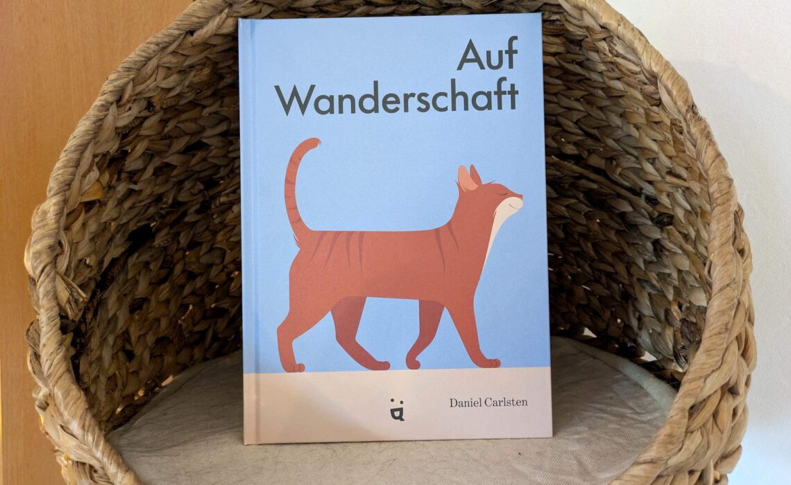 Was machen Freigänger-Katzen eigentlich, wenn sie nicht zu Hause sind? In diesem Buch werden humorvoll einige Ideen gesammelt. Vom Fisch-Einkauf im Supermarkt über das Sonnenbad auf der Motorhaube bis zum Verwandtschaftsbesuch bei den Löwen Afrikas - hier ist alles möglich. "Auf Wanderschaft" von Daniel Carlsten ist ein Bilderbuch mit großflächigen Grafik-Illustrationen und wenig Text für kleine und große Katzenliebhaber ab 3 Jahren.