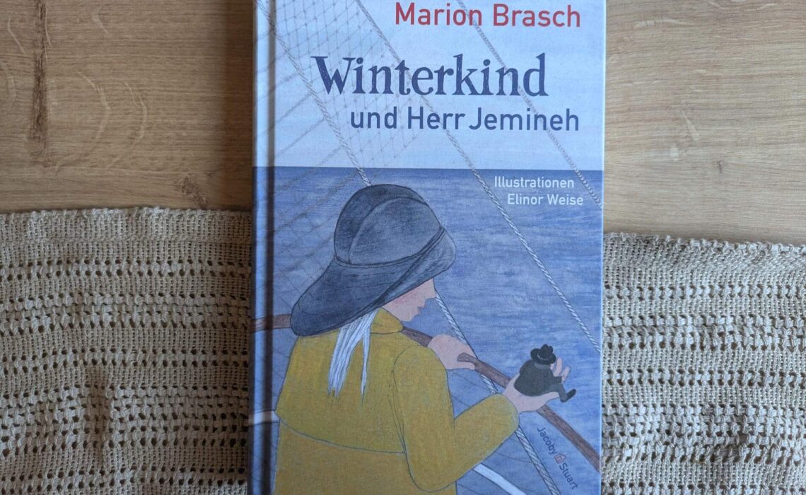 Als das Mädchen Winterkind zusammen mit ihrem kleinen Freund Herr Jemineh einen Zauberwürfel findet, mit dem man andere Sprachen verstehen kann, beginnt für sie das Abenteuer ihres Lebens. Auf einem Segelschiff reisen die ungleichen Freunde nicht nur bis ans Ende der Welt, sondern schließen auch Freundschaften mit der ganzen Schiffscrew, hilfsbereiten Ratten, Haien, Klammeraffen und Flughunden. Marion Braschs Kinderroman "Winterkind und Herr Jemineh" steckt voller verrückter Einfälle, Wortspeilerein und lustiger Dialoge, der Kinder dazu inspiriert, die Magie der Wörter zu entdecken und eigene Geschichten zu erfinden. Mit vielen abenteuerlichen Illustrationen von Elionor Weise.