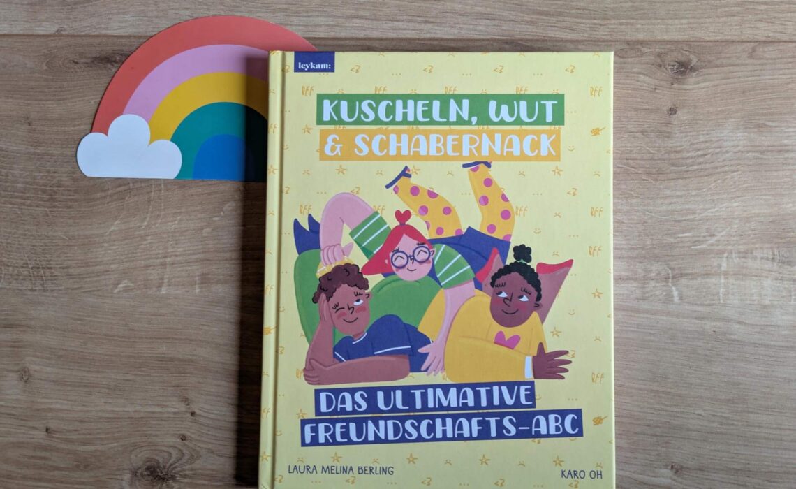 Wer ist warum mit wem befreundet? Wie freundet man sich eigentlich an? Und welche Gefühle spielen dabei eine Rolle? Anhand von den bunten Bewohnern eines Hauses begeben wir uns in "Kuscheln, Wut und Schabernack - Das ultimative Freundschafts-ABC" von Laura Melina Berling auf eine Reise voller toller Freundschaftswörter. Von Anfreunden und Beziehung bis Kompromiss und Streit: Wir erfahren, wie man echte Freundschaften knüpft, was passiert, wenn es mal kracht, und wie wir uns wieder versöhnen können. Mit vielen Tipps und fröhlich-diversen Illustrationen von Karo Oh.