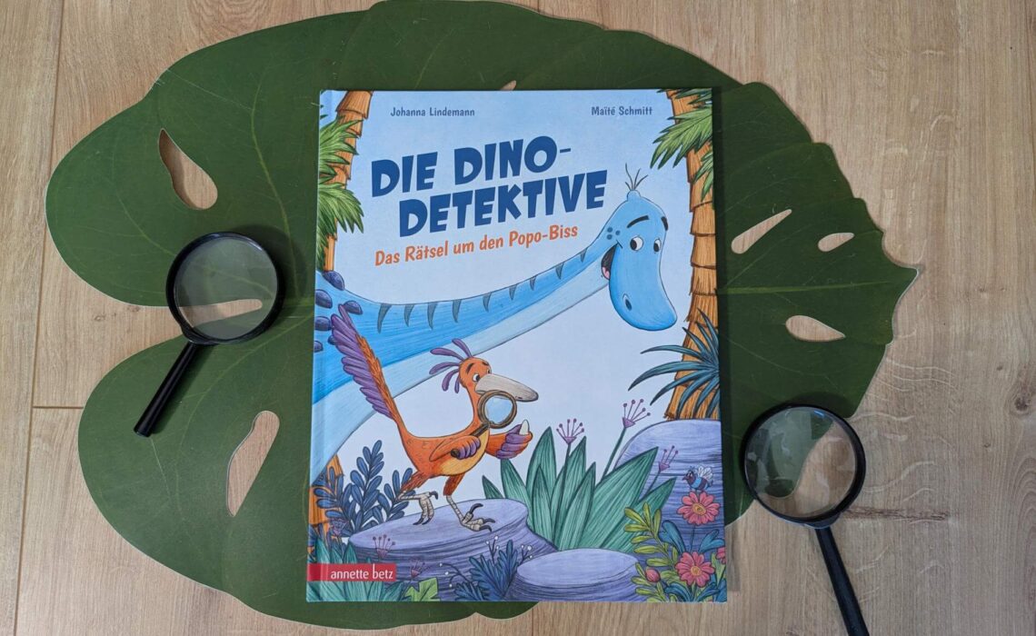 Oh nein - Dino-Dame Mampfi wurde Opfer eines Verbrechens: Ihr wurde tatsächlich in den Po gebissen! Doch wer hat seine Zähne in ihr Hinterteil geschlagen? Dino-Detektiv Byro macht sich zusammen mit Rocasaurus Rocky an die Ermittlungen - nicht ohne in eine pupsige Situation zu kommen. Johanna Lindemann nimmt uns in "Die Dino-Detektive: Das Rätsel um den Popo-Bis" auf eine spannende Spurensuche in der Urzeit mit. Eine lustige Dino-Geschichte für Kinder ab 4 Jahren.