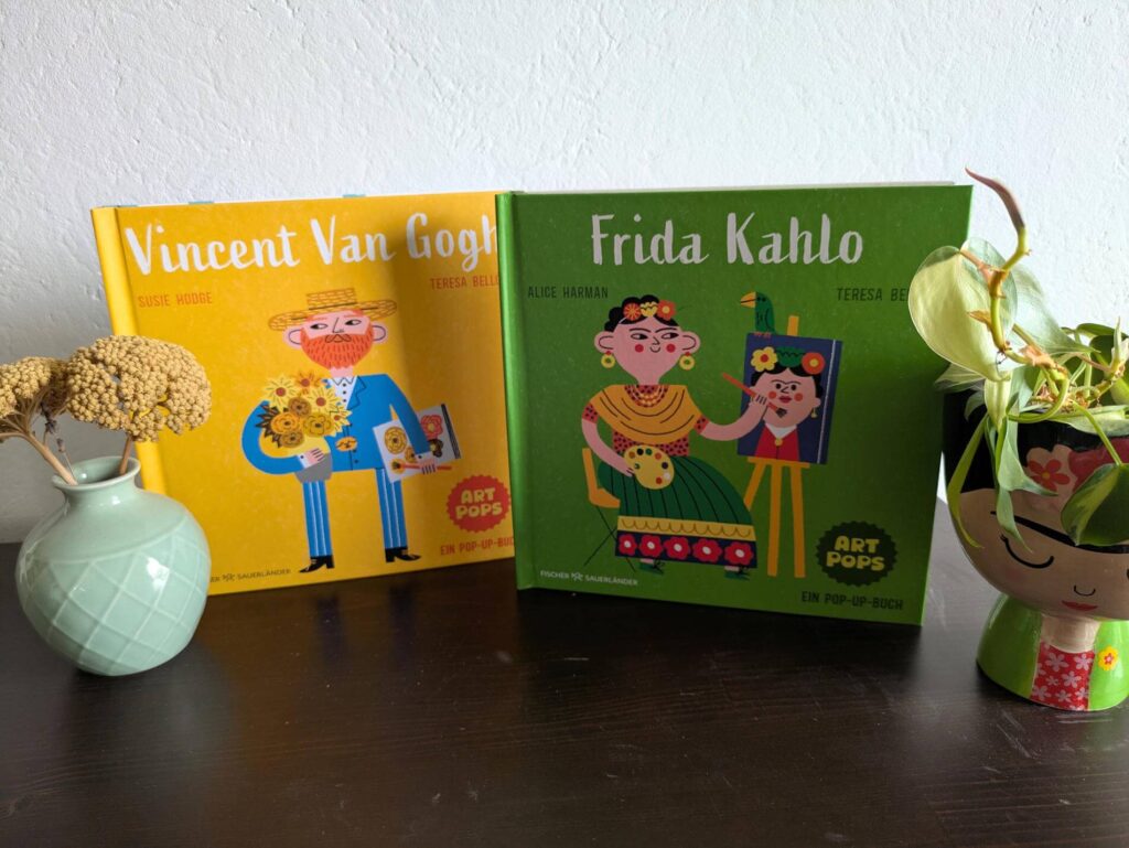 Schon als Kind habe ich meine Nase zu gerne in Kunstbücher gesteckt. Als ich vor kurzem die Pop-up-Bücher meiner zwei liebsten Künstler:innen entdeckt habe, hat mein Herz vor Freude einen kleinen Hüpfer gemacht. Die Art-Pops "Vincent van Gogh" von Susie Hodge und "Frida Kahlo" von Alice Harman sind nicht nur kurze, leicht verständliche Biografien, sondern selbst kleine Kunstwerke. Teresa Bellón hat den schönsten Bilder der beiden wie "Sternennacht" beziehungsweise "Die zwei Fridas" ganz neues Leben eingehaucht, indem sie als 3D-Pop-ups direkt aus dem Buch entspringen.