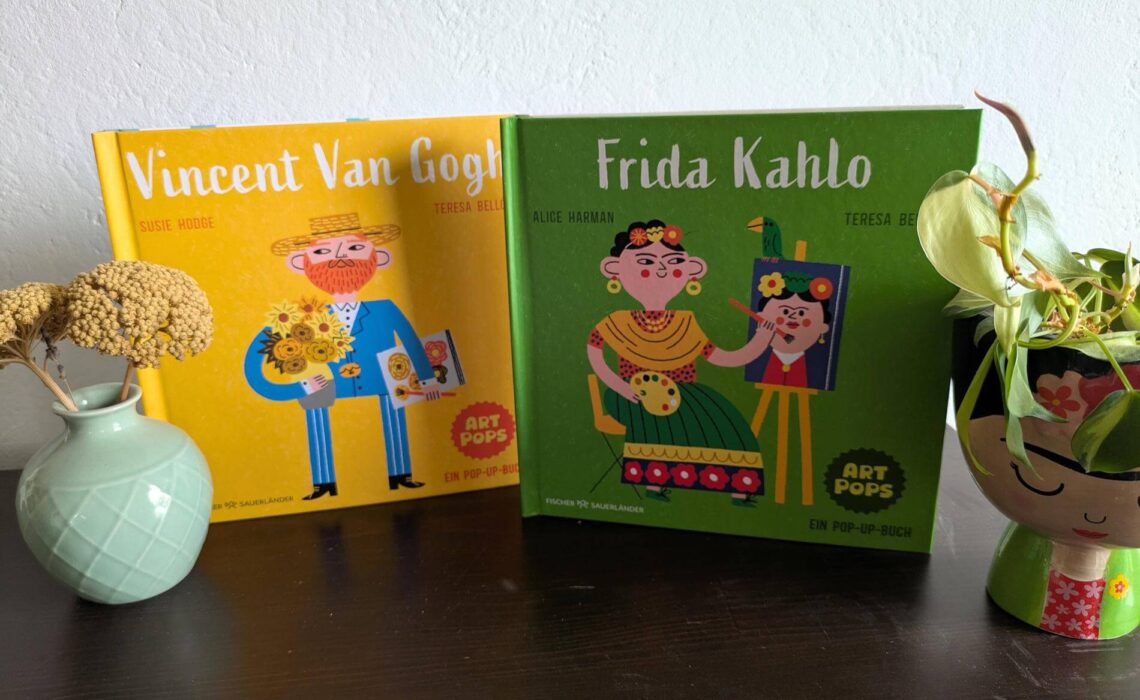 Schon als Kind habe ich meine Nase zu gerne in Kunstbücher gesteckt. Als ich vor kurzem die Pop-up-Bücher meiner zwei liebsten Künstler:innen entdeckt habe, hat mein Herz vor Freude einen kleinen Hüpfer gemacht. Die Art-Pops "Vincent van Gogh" von Susie Hodge und "Frida Kahlo" von Alice Harman sind nicht nur kurze, leicht verständliche Biografien, sondern selbst kleine Kunstwerke. Teresa Bellón hat den schönsten Bilder der beiden wie "Sternennacht" beziehungsweise "Die zwei Fridas" ganz neues Leben eingehaucht, indem sie als 3D-Pop-ups direkt aus dem Buch entspringen.