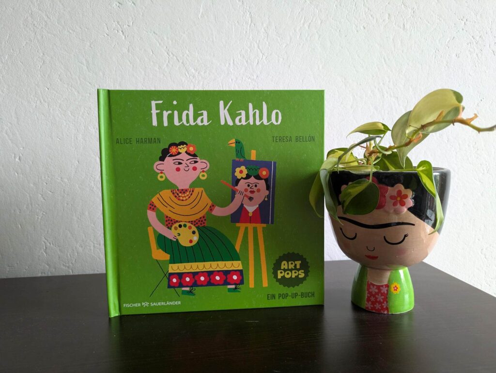 Schon als Kind habe ich meine Nase zu gerne in Kunstbücher gesteckt. Als ich vor kurzem die Pop-up-Bücher meiner zwei liebsten Künstler:innen entdeckt habe, hat mein Herz vor Freude einen kleinen Hüpfer gemacht. Die Art-Pops "Vincent van Gogh" von Susie Hodge und "Frida Kahlo" von Alice Harman sind nicht nur kurze, leicht verständliche Biografien, sondern selbst kleine Kunstwerke. Teresa Bellón hat den schönsten Bilder der beiden wie "Sternennacht" beziehungsweise "Die zwei Fridas" ganz neues Leben eingehaucht, indem sie als 3D-Pop-ups direkt aus dem Buch entspringen.