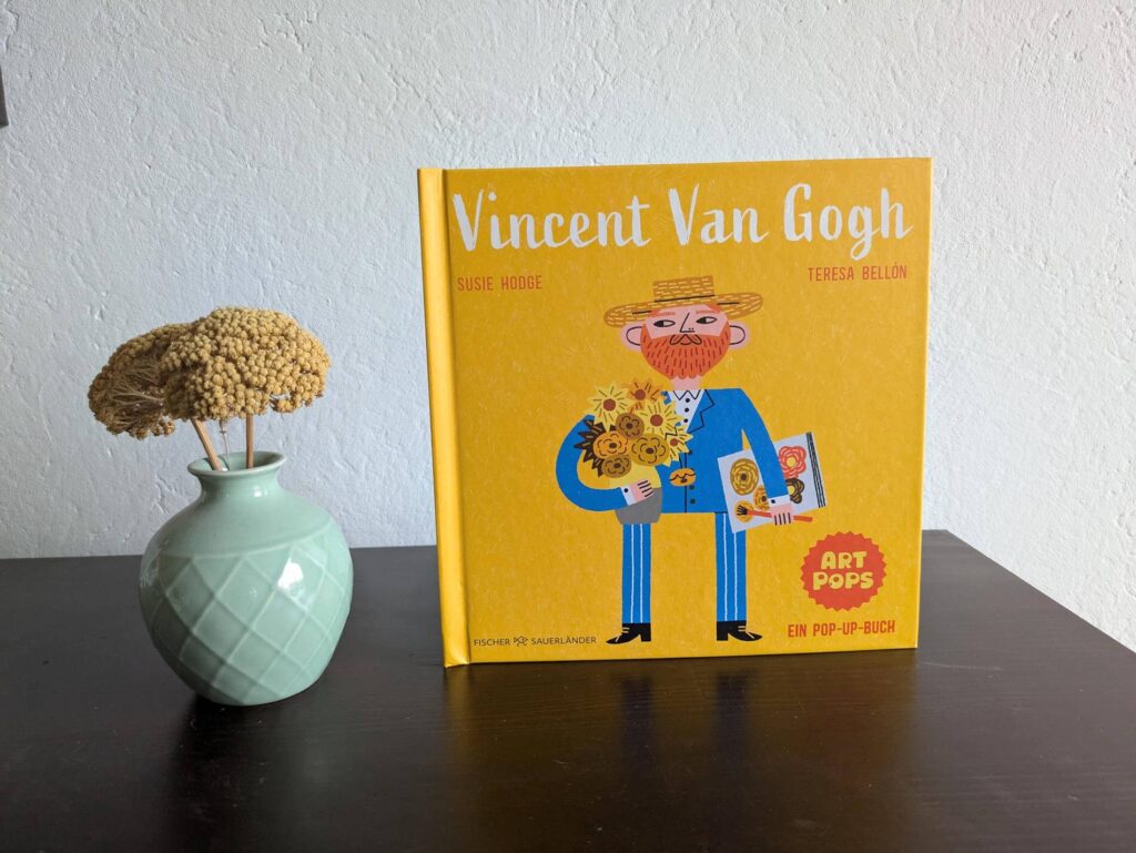 Schon als Kind habe ich meine Nase zu gerne in Kunstbücher gesteckt. Als ich vor kurzem die Pop-up-Bücher meiner zwei liebsten Künstler:innen entdeckt habe, hat mein Herz vor Freude einen kleinen Hüpfer gemacht. Die Art-Pops "Vincent van Gogh" von Susie Hodge und "Frida Kahlo" von Alice Harman sind nicht nur kurze, leicht verständliche Biografien, sondern selbst kleine Kunstwerke. Teresa Bellón hat den schönsten Bilder der beiden wie "Sternennacht" beziehungsweise "Die zwei Fridas" ganz neues Leben eingehaucht, indem sie als 3D-Pop-ups direkt aus dem Buch entspringen.