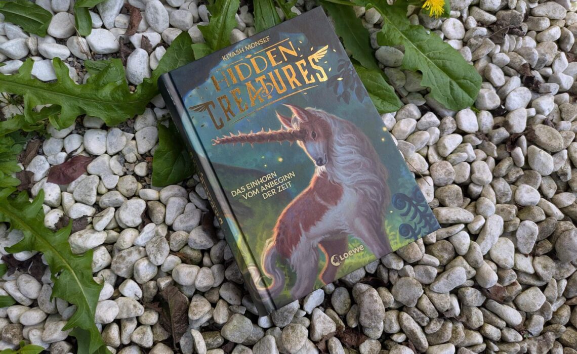 "Es war einmal und war auch nicht..." So begannen die Fabeln über Greifen, Einhörner und Drachen, die Marjans Vater ihr als kleines Mädchen erzählte. Doch als Marjan die Tierarztraxis ihres Vaters erbt und die ersten Klienten nach ihren Heilkünsten fragen, wird ihr klar: die Fabelwesen aus den Sagen gibt es wirklich. Und sie brauchen ihre Hilfe, denn Marjans-Familie besitzt eine Gabe, mit diesen Tieren zu kommunizieren. "Hidden Creatures - Das Einhorn vom Anbeginn der Zeit" von Kiyash Monsef ist ein märchenhafter Fantasy-Reihenauftakt, in dem das reale Teenagerleben mit Elementen aus der persischen Mythologie und bekannten Fabeltieren verknüpft wird.
