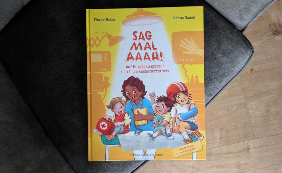 Was ist ein Stethoskop? Wie funktioniert eine Impfung? Und warum müssen eigentlich auch gesunde Kinder ab und zu zum Kinderarzt? Gerade wenn die Kinder noch klein sind, steht man in der Kinderarztpraxis allzu oft auf der Matte: Vorsorgeuntersuchungen, zahlreiche Infekte, Impfungen und natürlich kleinnere und größere Unfall-Blessuren bleiben bei keinem Kita-Kind aus. Leider! Die Kinderärzte Florian Babor und Nibras Naami nehmen mit ihrem Bilderbuch "Sag mal Aaaah! - Auf Entdeckungstour durch die Kinderarztpraxis" Unsicherheiten und Angst vor allen Untersuchungen. Mit vielen wimmeligen Illustrationen von Anke Evers, bei denen es jede Menge zu entdecken gibt.