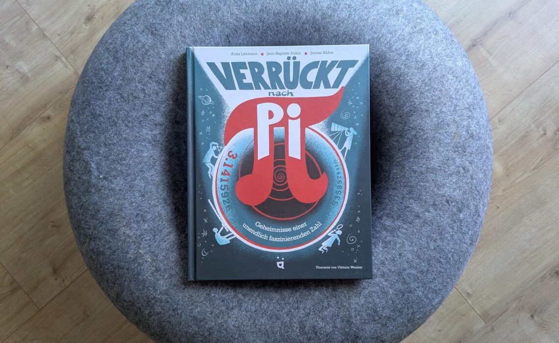 Warum gibt es eigentlich die Zahl Pi und wieso heißt sie so? Aus wievielen Stellen hinterm Komma besteht sie? Und wie schneidet man überhaupt eine Pizza richtig? Dieses Buch ist eine runde Sache, denn es geht um Kreise und ihre Konstante: die Zahl Pi! Mit kurzen Texten, Infografiken und vielen Comics tauchen wir mit "Verrückt nach Pi - Geheimnisse einer unendlich faszinierenden Zahl" von Anita Lehmann, Jean-Baptiste Aubin und Joonas Sildre ein in die Hintergründe der Zahl, die an vielen verschiedenen, unerwarteten Orten auftaucht. Dabei wird nicht nur gerechnet und über Paradoxen gegrübelt, sondern auch herzhaft gelacht. Ein Sachcomic für Mathe-Fans ab 9 Jahren.