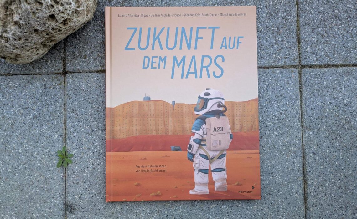 Auch wenn ihr nicht an Aliens glaubt - vielleicht wird es eines Tages trotzdem Marsmenschen geben! Und zwar solche, die einst von der Erde kamen. In "Zukunft auf dem Mars" nimmt uns der Illustrator Eduard Altarriba i Bigas mit auf das größte Weltraumabenteuer aller Zeiten. Von der Raumfahrt bis hin zur Sauerstoffversorgung und Ernährung im All zeigt uns dieses Sachbuch eine visionäre Fantasie der Bespiedlung unseres Bruderplaneten Mars. Mit vielen wissenschaftliche Fakten von Astrophysikern Sheddad Kaid-Salah Ferrón, Guillem Anglada-Ecsudé, Miquel Sureda Anfres werden wir dabei zum intergalaktischen staunen, planen und träumen eingeladen. Ein Buch über den Mars für Kinder ab 8 Jahren.