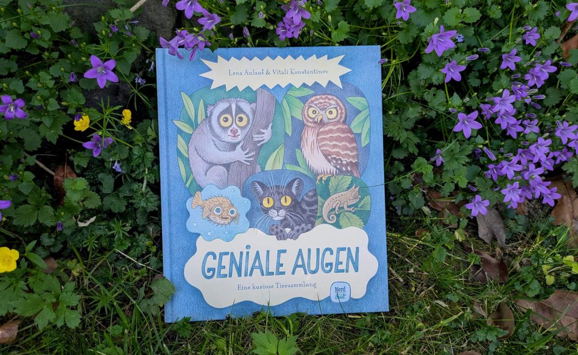 Der Riesen-Kalmar hat die größten der Welt, die der Margays leuchten wie bei allen Katzen im Dunkeln und der Adler nimmt mit ihnen viel mehr Bilder in einer Sekunde wahr als Menschen! Die Rede ist von außergewöhnlich-guten Sehorganen, die in „Geniale Augen – Eine kuriose Tiersammlung“ gezeigt werden. Im dritten Buch von Lena Anlauf und Vitali Konstantinov werden jeden Menge Tiere aus aller Welt und ihre ungewöhnlichen Seheigenschaften als Portrait vorgestellt. Ein reich bebildertes Sachbuch mit tierischen Fakten zum Schmunzeln und Staunen für alle Tierfans ab 5 Jahren.