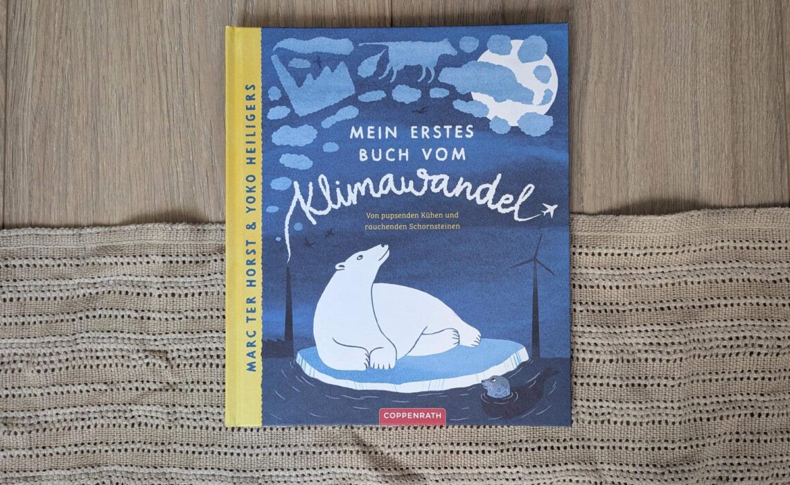 Was haben Kühe, Autos und Fabriken mit dem Klimawandel zu tun? Sie alle "pupsen". Und das, was da rauskommt, trägt dazu bei, dass die Erde immer wärmer wird. In "Mein erstes Buch vom Klimwandel - Von pusenden Kühen und rauchenden Schornsteinen" von Marc Ter Horst und Yoko Heiligers wird Kindern alltagsnah erklärt, was wir alle mit der Erderwärmung zu tun haben. Eine Sachbuchgeschichte mit eindrucksvollen Illustrationen, die das komplexe Thema Umweltschutz Kindern ab 5 Jahren näher bringen.