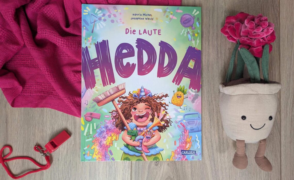 Hedda ist voller wilder Ideen und Fantasie - und vor allem eins: laut. Jedenfalls wenn es nach Heddas Papa geht. Der will nämlich in Ruhe arbeiten und schickt Hedda immerwieder mit der Bitte weg, doch endlich leiser zu sein. Nur an dem lauten Moped, den bellenden Hunden oder der rumpelden Waschmaschine stört er sich nicht. Und das macht Hedda so richtig richtig wütend. "Die laute Hedda" von Katrin Michel mit knallbunten Bildern von Josephine Wolff ist ein Bilderbuch, dass zeigt, wie wichtig es ist, aufeinander Rücksicht zu nehmen und auf Bedürfnisse zu achten.