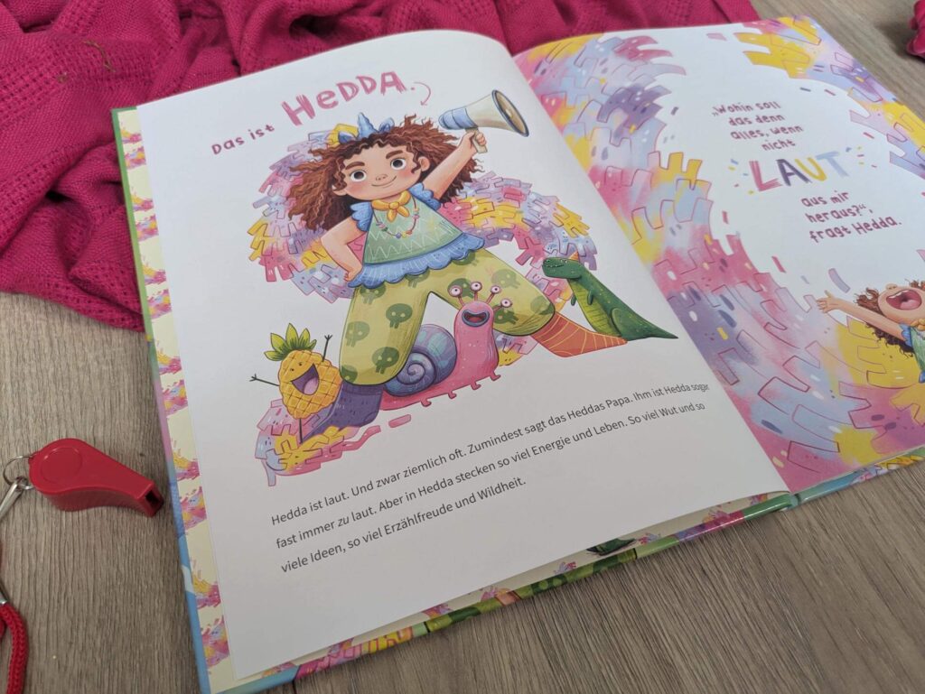 Hedda ist voller wilder Ideen und Fantasie - und vor allem eins: laut. Jedenfalls wenn es nach Heddas Papa geht. Der will nämlich in Ruhe arbeiten und schickt Hedda immerwieder mit der Bitte weg, doch endlich leiser zu sein. Nur an dem lauten Moped, den bellenden Hunden oder der rumpelden Waschmaschine stört er sich nicht. Und das macht Hedda so richtig richtig wütend. "Die laute Hedda" von Katrin Michel mit knallbunten Bildern von Josephine Wolff ist ein Bilderbuch, dass zeigt, wie wichtig es ist, aufeinander Rücksicht zu nehmen und auf Bedürfnisse zu achten.