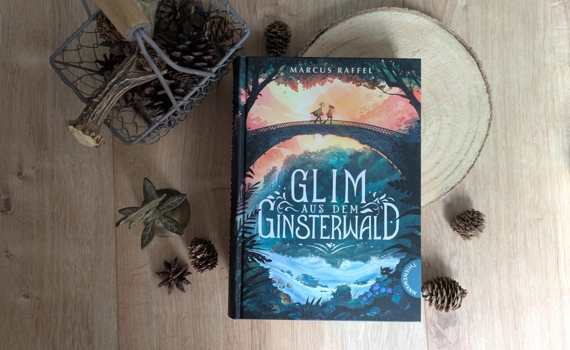 Als sich die Laubwichtelin Glim auf Wanderschaft begibt, um dem Magier Bredbeddel Bickus Brisen ihr Gesellenstück zu überbringen, hätte sie es sich nicht träumen können, dass es das Abenteuer ihres Lebens wird. Nachdem sie beim Verputzen der größten Kastanienwaffel Ravenholms in der Elfe Annivé eine Gefährtin fürs Leben findet, machen sich die zwei auf, um das Rätsel der Eisblitze zu lösen - und vielleicht sogar die Welt zu retten. Doch erst müssen sie gegen Riesenspinnen, Drachen, Raubgnomen und allerlei anderen Gefahren bestehen, bevor sie sich einem mächtigen Gegner entgegenstellen können. "Glim aus dem Ginsterwald" von Marcus Raffel ist eine herzerwärmende Heldengeschichte zweiter Freundinnen, die voller Gemütlichkeit, Mut, Magie und Hoffnung steckt. Dabei ist die Geschichte so zauberhaft erzählt, dass man gar nicht mehr aufhören möchte zu Lesen. Ein fantastisches Abenteuer für alle Fans vom kleinen Hobbit ab 9 Jahren.