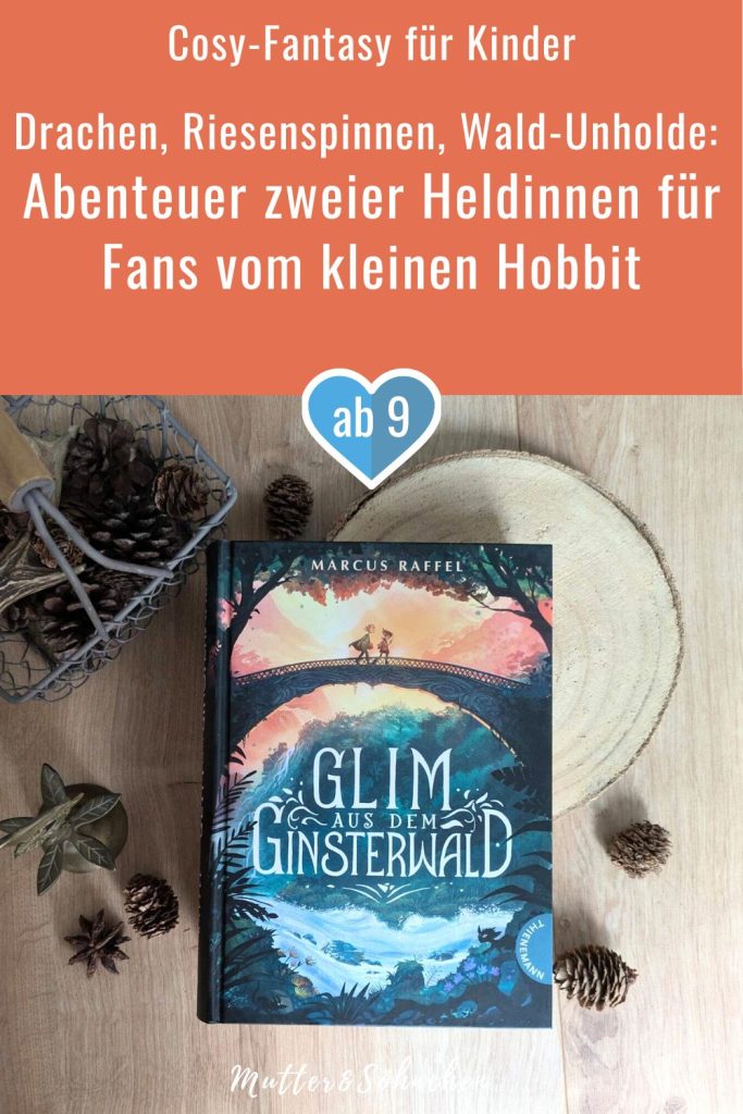Als sich die Laubwichtelin Glim auf Wanderschaft begibt, um dem Magier Bredbeddel Bickus Brisen ihr Gesellenstück zu überbringen, hätte sie es sich nicht träumen können, dass es das Abenteuer ihres Lebens wird. Nachdem sie beim Verputzen der größten Kastanienwaffel Ravenholms in der Elfe Annivé eine Gefährtin fürs Leben findet, machen sich die zwei auf, um das Rätsel der Eisblitze zu lösen - und vielleicht sogar die Welt zu retten. Doch erst müssen sie gegen Riesenspinnen, Drachen, Raubgnomen und allerlei anderen Gefahren bestehen, bevor sie sich einem mächtigen Gegner entgegenstellen können. "Glim aus dem Ginsterwald" von Marcus Raffel ist eine herzerwärmende Heldengeschichte zweiter Freundinnen, die voller Gemütlichkeit, Mut, Magie und Hoffnung steckt. Dabei ist die Geschichte so zauberhaft erzählt, dass man gar nicht mehr aufhören möchte zu Lesen. Ein fantastisches Abenteuer für alle Fans vom kleinen Hobbit ab 9 Jahren.