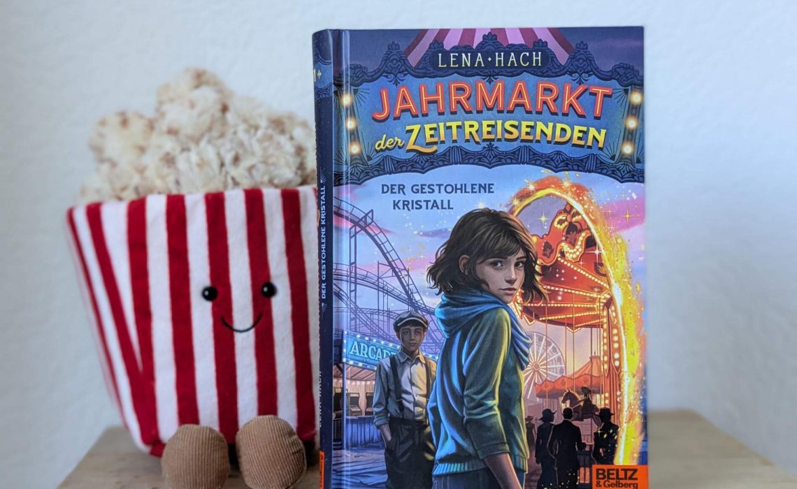 Bunte Zuckerwatte, blinkende Fahrgeschäfte und fröhliche Karussell-Musik: Wollkommen in der Welt von Liv, die die meiste Zeit mit ihren Eltern von Jahrmakrt zu Jahrmarkt reist. Die Hauptattraktion der Familie: Das nostalgische Pferde-Karussell mit dem magischen Kristall an der Spitze. Doch als dieser urplötzlich verschwindet und immer mehr schräge Dinge passieren, ist sich Liv sicher, dass der Junge mit der Schiebermütze etwas damit zu tun hat. Als der im "Tunnel of Love" des alten Fritz durch ein Portal in eine andere Zeit verschwindet, beginnt eine Diebessuche über zwei Dimensionen - Herzklopfen nicht ausgeschlossen. "Jahrmarkt der Zeitreisenden - Der gestohlene Kristall" von Lena Hach in der erste Band eines magischen Zeitreiseabenteuers mit zarten Love-Vibes.