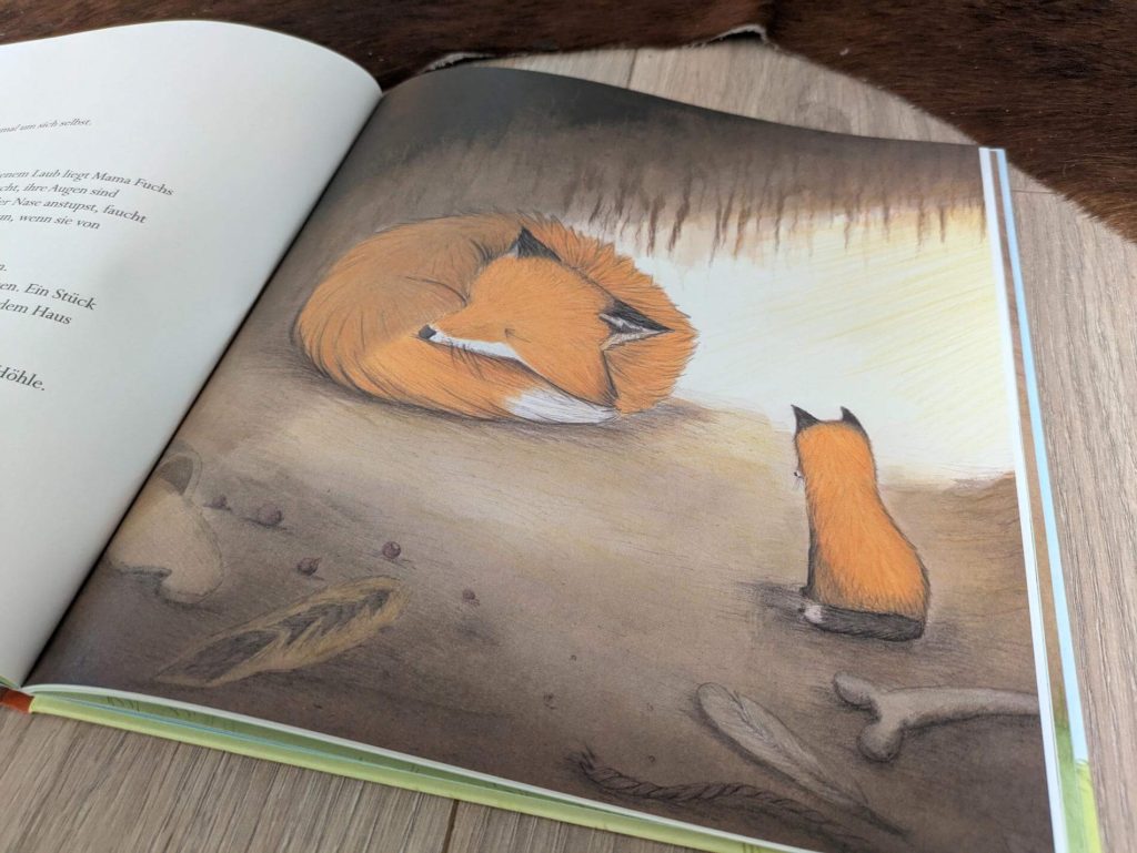 Als der kleine Fuchs erwacht, hat ihm Mama Fuchs weder Frühstück gemacht, noch das Spielzeug aufgeräumt, noch passt sie vor der Höhle auf. Stattdessen schläft sie ganz fest eingerollt in der Höhle.  Der kleine Fuchs macht sich schreckliche Sorgen. Ob sie krank ist? Zum Glück weiß der Uhu, wie klug Füchsinnen sind. "Wenn Mama Fuchs schläft" von Beate Teresa Hanika mit Illustrationen von Kristina Andres zeigt, dass auch Eltern ab und zu Ruhe und Zeit für sich brauchen.