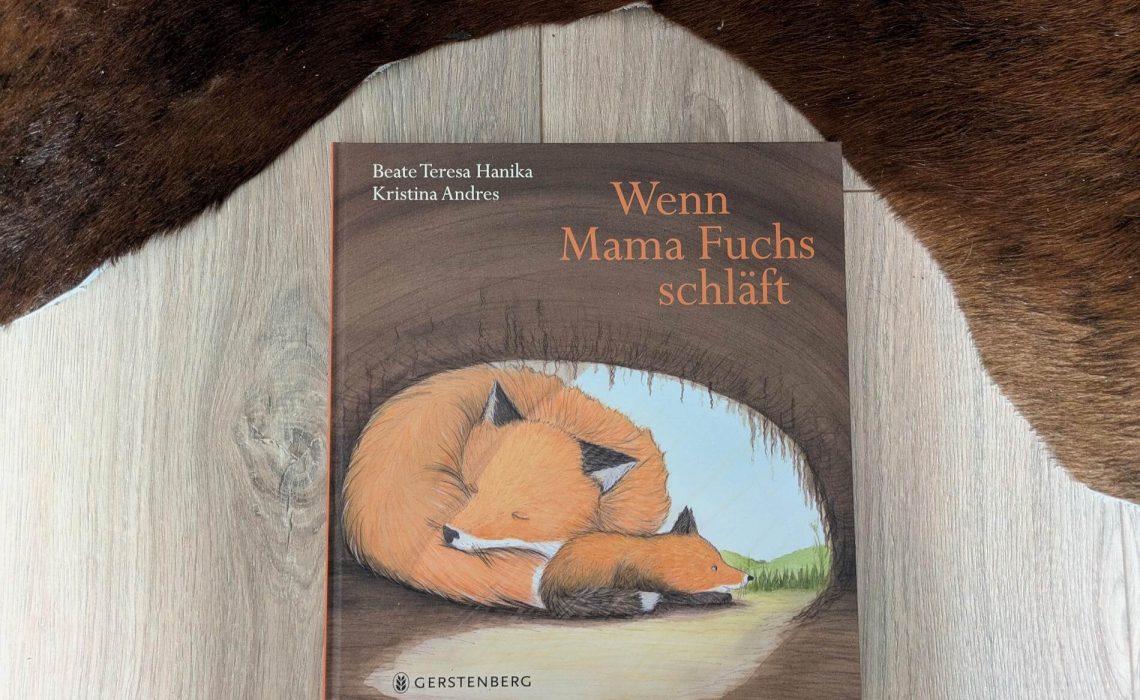 Als der kleine Fuchs erwacht, hat ihm Mama Fuchs weder Frühstück gemacht, noch das Spielzeug aufgeräumt, noch passt sie vor der Höhle auf. Stattdessen schläft sie ganz fest eingerollt in der Höhle. Der kleine Fuchs macht sich schreckliche Sorgen. Ob sie krank ist? Zum Glück weiß der Uhu, wie klug Füchsinnen sind. "Wenn Mama Fuchs schläft" von Beate Teresa Hanika mit Illustrationen von Kristina Andres zeigt, dass auch Eltern ab und zu Ruhe und Zeit für sich brauchen.