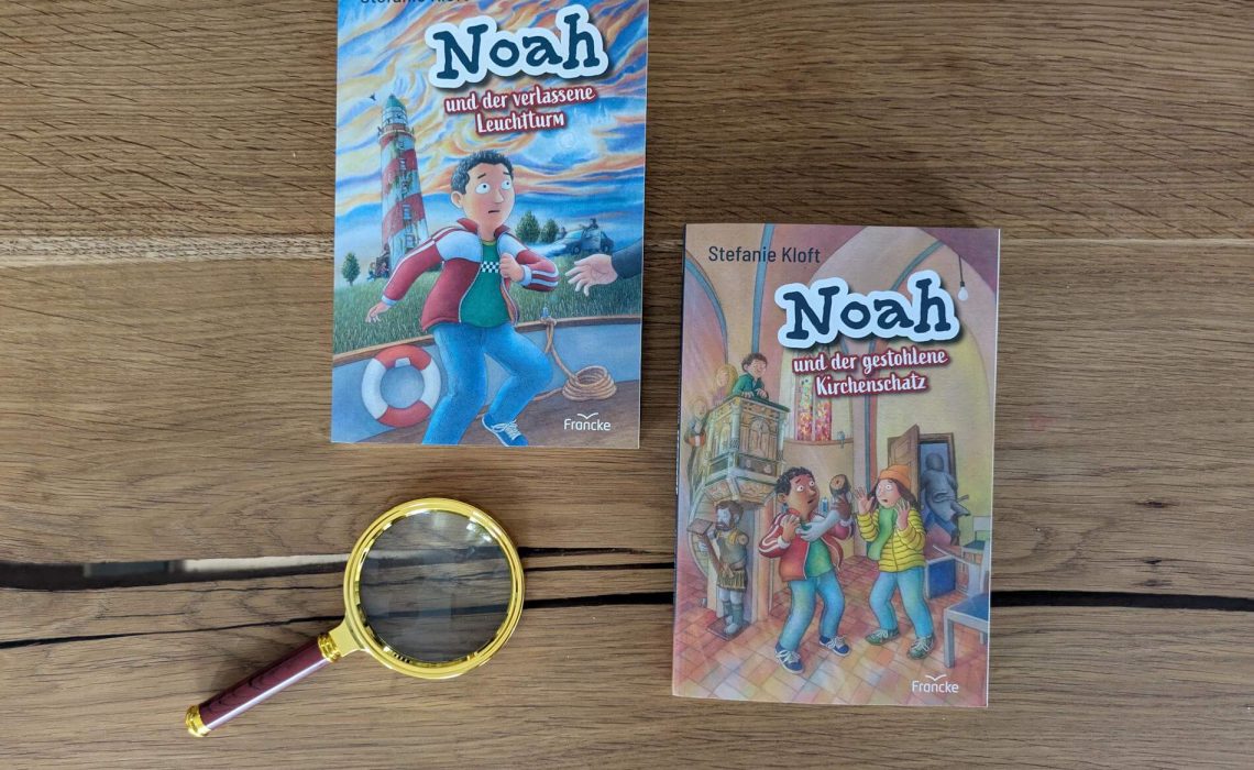 Dass sein Vater Kriminalkommissar ist, kam Noah nie besonders riskant vor. Bis sein Papa vor Gericht gegen einen kriminellen Clanführer aussagen soll - und er auf einmal von finsteren Gestalten verfolgt wird. Kurzum: Noah muss raus aus Berlin. In "Noah und der verlassene Leuchtturm" beginnt sein erstes hochspannedes Abenteuer zusammen mit seinen Freunden Hannes und Ella, in denen den drei wörtlich das Wasser bis zum Hals steht. Im zweiten Band "Noah und der gestohlene Kirchenschatz" taucht das Vater-Sohn-Gespann in einer Kleinstadt unter - und Noah muss nicht nur neue Freunde finden, sondern auch ein brandgefährlichen Fall lösen. Stefanie Kloft erzählt mit ihrer neuen Reihe zwei außergewöhnliche Kinderkrimis, bei denen es um Freundschaft und Zusammenhalt, aber auch Mobbing, Alltagsrassismus, Inklusion und Hoffnung geht.