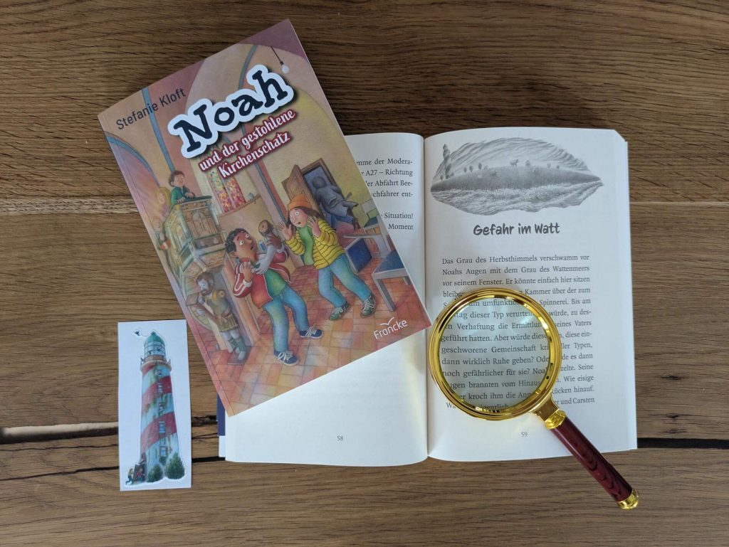 Dass sein Vater Kriminalkommissar ist, kam Noah nie besonders riskant vor. Bis sein Papa vor Gericht gegen einen kriminellen Clanführer aussagen soll - und er auf einmal von finsteren Gestalten verfolgt wird. Kurzum: Noah muss raus aus Berlin. In "Noah und der verlassene Leuchtturm" beginnt sein erstes hochspannedes Abenteuer zusammen mit seinen Freunden Hannes und Ella, in denen den drei wörtlich das Wasser bis zum Hals steht. Im zweiten Band "Noah und der gestohlene Kirchenschatz" taucht das Vater-Sohn-Gespann in einer Kleinstadt unter - und Noah muss nicht nur neue Freunde finden, sondern auch ein brandgefährlichen Fall lösen. Stefanie Kloft erzählt mit ihrer neuen Reihe zwei außergewöhnliche Kinderkrimis, bei denen es um Freundschaft und Zusammenhalt, aber auch Mobbing, Alltagsrassismus, Inklusion und Hoffnung geht.
