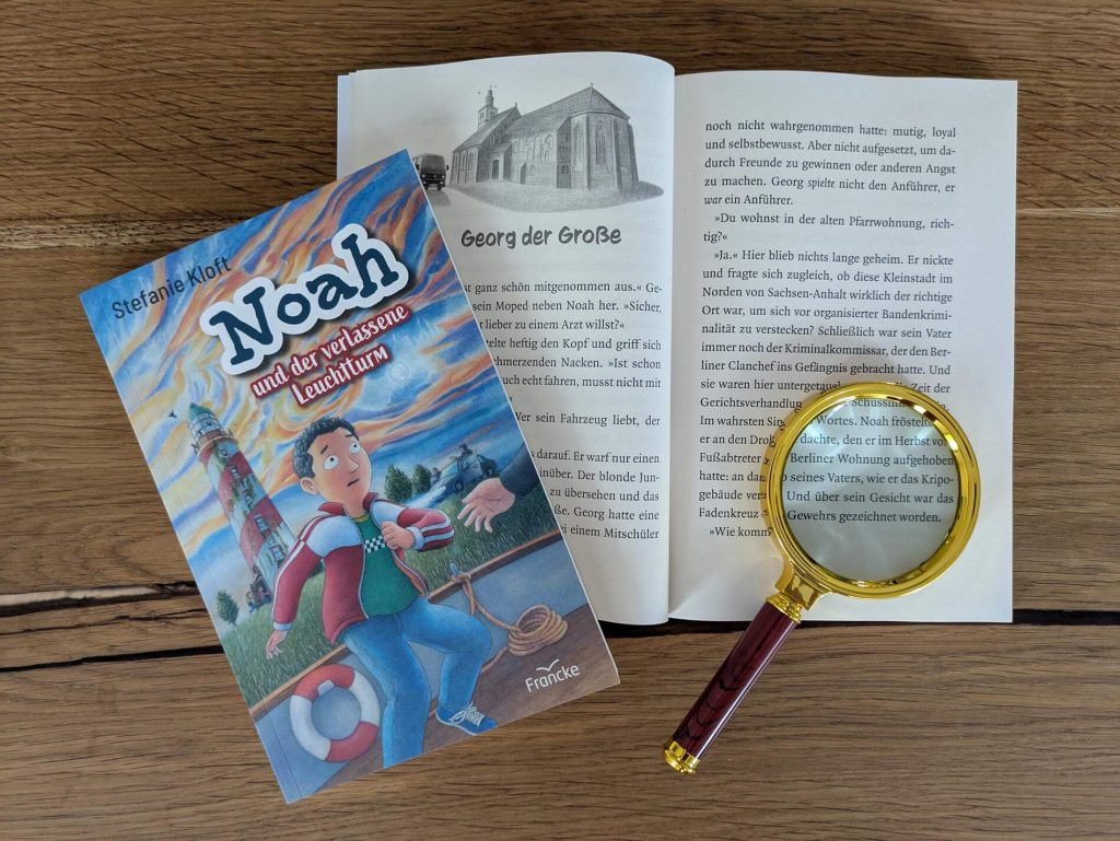 Dass sein Vater Kriminalkommissar ist, kam Noah nie besonders riskant vor. Bis sein Papa vor Gericht gegen einen kriminellen Clanführer aussagen soll - und er auf einmal von finsteren Gestalten verfolgt wird. Kurzum: Noah muss raus aus Berlin. In "Noah und der verlassene Leuchtturm" beginnt sein erstes hochspannedes Abenteuer zusammen mit seinen Freunden Hannes und Ella, in denen den drei wörtlich das Wasser bis zum Hals steht. Im zweiten Band "Noah und der gestohlene Kirchenschatz" taucht das Vater-Sohn-Gespann in einer Kleinstadt unter - und Noah muss nicht nur neue Freunde finden, sondern auch ein brandgefährlichen Fall lösen. Stefanie Kloft erzählt mit ihrer neuen Reihe zwei außergewöhnliche Kinderkrimis, bei denen es um Freundschaft und Zusammenhalt, aber auch Mobbing, Alltagsrassismus, Inklusion und Hoffnung geht.