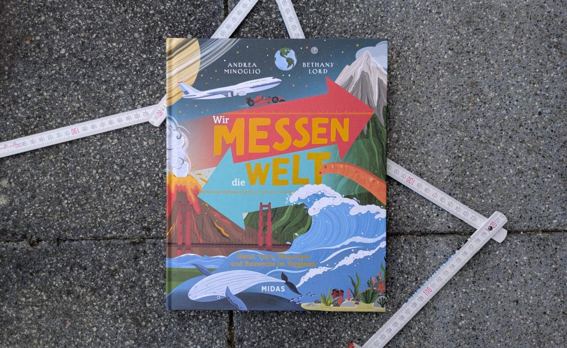 Manchmal ist es gar nicht so einfach, Eigenschaften wie Größe, Stärke oder Schnelligkeit zu begreifen oder sich vorzustellen. Was hilft, sind griffige Vergleiche. Besonders wenn sie sich auf Dinge beziehen, die man bereits aus dem Alltag kennt. Ein Blauwal wiegt so viel wie 38 Elefanten. Ein Gepard läuft dreimal so schnell wie der schnellste Mensch der Welt. Und die Einwohner von Tokio und New York könnten ganz Italien ausfüllen. In "Wir messen die Welt" von Andrea Minoglio und Bethany Lord werden Kindern um die 10 Jahre ungewöhnliche Naturphänomene, erstaunliche Bauwerke und krasse Fakten mit verblüffenden Vergleichen erklärt.