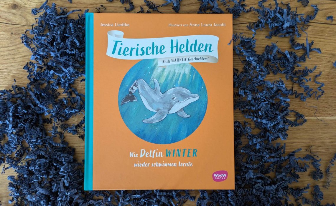 Im Jahr 2005 verfing sich Delfinbaby Winter in einer Krebsfalle und verlor dabei ihre Schwanzflosse (Fluke). Mit ganz viel Willenstärke kämpfte sich der kleine Delfin nicht nur zurück ins Leben, sondern lernte auch mit einer speziell entwickelten Prothese wieder zu schwimmen. Der neue Band „Wie Delfin Winter wieder schwimmen lernte“ von Jessica Liedtke aus der Reihe „Tierische Helden“ zeigt, wie Winters Lebenswill und ihre Tapferkeit Unfallopfer, behinderte Kinder und Kriegsgeschädigte aus aller Welt inspiriert hat. Eine berührende Geschichte über Mut, Hoffnung und Wunder zum Vorlesen für Kinder ab 5 Jahren mit Illustrationen von Anna Laura Jacobi.