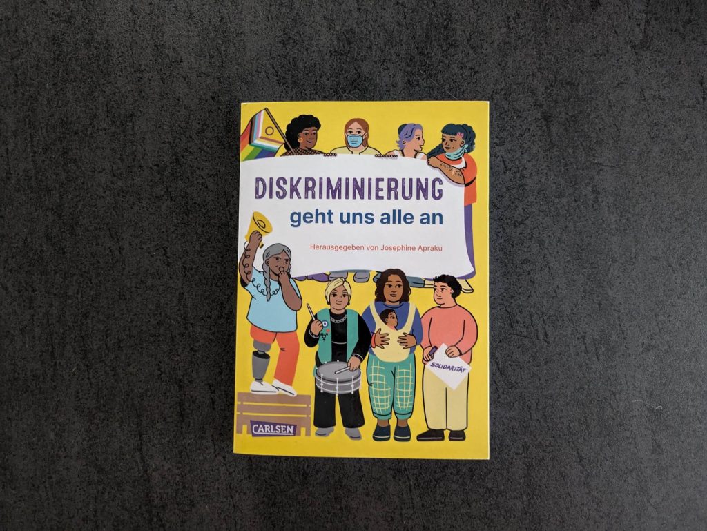 Was ist eigentlich Sexismus? Und wie unterscheidet sich die Diskriminierungsform von Cissexismus? Und überhaupt: Welche Diskriminierungsformen gibt es eigentlich und was haben sie mit unserer Geschichte und Gesellschaft zu tun? "Diskriminierung geht uns alle an" ist ein Sachbuch, das die verschiedenen Gesichter von Diskriminierung ins Visier nimmt. Josephine Apraku hat zusammen mit 18 Autor:innen und Illustrator:innen Erklärungen, persönliche Erfahrungen und Gedanken und viele Hintergründe und Beispiele gesammelt, um die verschiedenen Begriffe zu erklären und zu zeigen, wie sie unser Zusammenleben beeinflussen. Ein perfektes Nachschlagewerk für alle ab 12 Jahren, die sprachsensibel unterwegs sein möchten und für Vielfalt und Gleichberechtigung einstehen möchten.