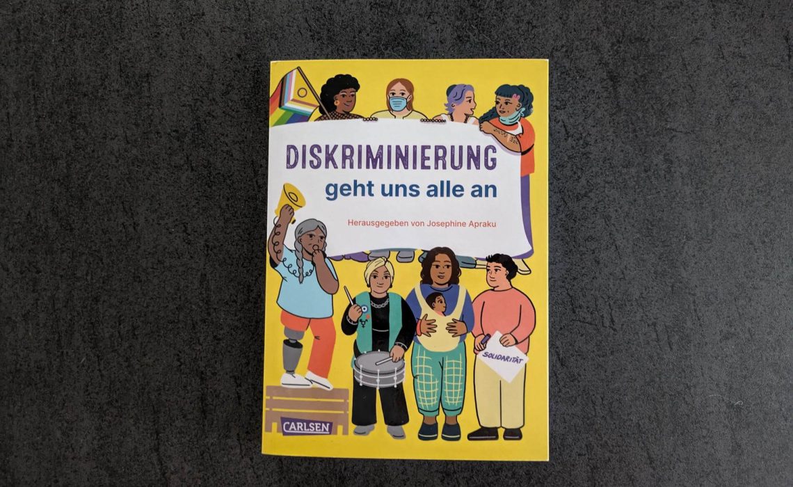 Was ist eigentlich Sexismus? Und wie unterscheidet sich die Diskriminierungsform von Cissexismus? Und überhaupt: Welche Diskriminierungsformen gibt es eigentlich und was haben sie mit unserer Geschichte und Gesellschaft zu tun? "Diskriminierung geht uns alle an" ist ein Sachbuch, das die verschiedenen Gesichter von Diskriminierung ins Visier nimmt. Josephine Apraku hat zusammen mit 18 Autor:innen und Illustrator:innen Erklärungen, persönliche Erfahrungen und Gedanken und viele Hintergründe und Beispiele gesammelt, um die verschiedenen Begriffe zu erklären und zu zeigen, wie sie unser Zusammenleben beeinflussen. Ein perfektes Nachschlagewerk für alle ab 12 Jahren, die sprachsensibel unterwegs sein möchten und für Vielfalt und Gleichberechtigung einstehen möchten.