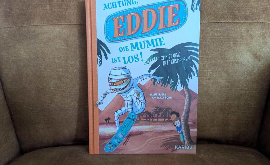 Als Cleos Papa eine Ausgrabung in Kairo leiten soll, ziehen die beiden in die Hauptstadt Ägyptens. Doch Cleo hätte sich nie träumen lassen, dass sie auf einmal eine waschechte - und putzmuntere - Mumie an der Backe hat. Und die fährt nicht nur gerne Skateboard und mampft Schokoriegel, sie hat auch ihr Gedächtnis verloren (oder eher gesagt die Kanope mit dem Gehirn). Zusammen mit ihrem neuen Freund Marik und dem Käfer Pillepalle wagen sie sich in ein altes Paraonengrab, um dem Rätsel um "Eddies" Herkuft auf die Spur zu kommen. Doch dort unten lauern nicht nur Krokodile, sondern auch fiese Grabräuber. "Eddie: Achtun, die Mumie ist los!" von Christiane Rittershausen ist derr Beginn einer actionreichen und super spannenden Ägypten-Reihe mit viel Humor.