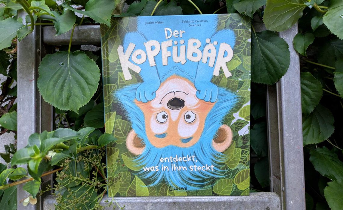 Manchmal kommen die besten Ideen dann, wenn man die Perspektive wechselt. So geht es auch dem Bären-Jungen Kobi, dessen Spaßbad-Besuch verschoben werden muss. Aber wenn das olle Plantschbecken zu öde ist, muss man sich eben ein eigenes Vergnügungsparadies bauen! Und da helfen alle mit, sogar die strenge Frau Immerso. In "Der Kopfüber entdeckt, was in ihm steckt" von Judith Weber und Fabian & Christian Jeremies sprudelt ein kleiner blauer Bär über vor verrückten Ideen und ermutigt zu mehr Fantasie im Alltag.