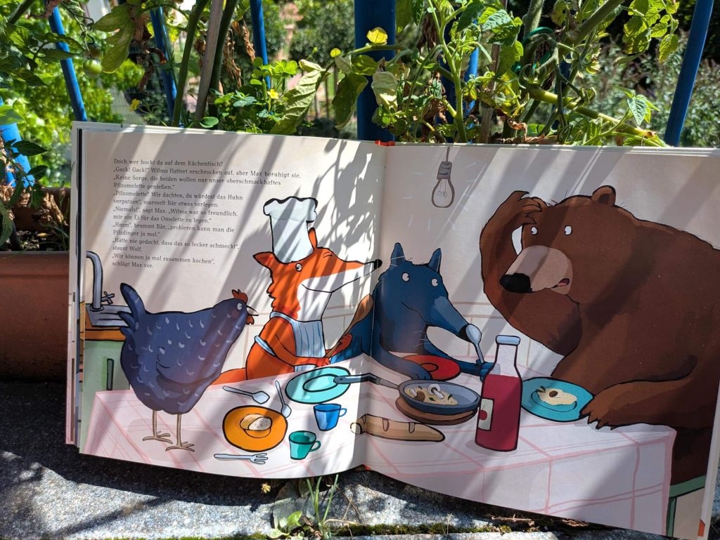 Max, der Fuchs, liebt vegaetarisches Essen und muss sich deswegen von den Fleisch fressenden Waldbewohnern einiges anhören. Doch eines Tages fehlt ihm wirklich etwas: ein Huhn! Doch als sich Wolf und Bär kurzerhand zum Abendessen einladen, staunen sie nicht schlecht über die veggie Mahlzeit. Und merken: ein Pilzomelette schmeckt gar nicht mal so übel. "Max, der Gemüseheld" von Sabrina Maria Quint und Henrike Wilson ist eine fröhliche Waldtiergeschichte für Kinder ab 4 Jahren, die dazu inspiriert, über den Tellerrand zu gucken und Neues auszuprobieren.