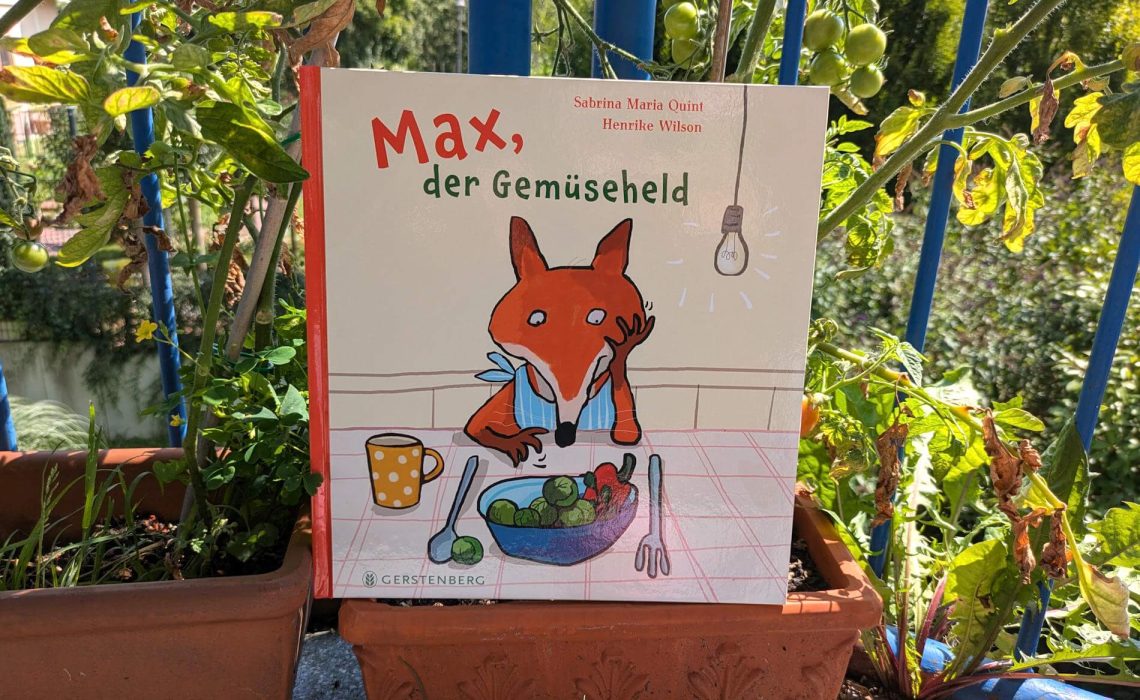 Max, der Fuchs, liebt vegaetarisches Essen und muss sich deswegen von den Fleisch fressenden Waldbewohnern einiges anhören. Doch eines Tages fehlt ihm wirklich etwas: ein Huhn! Doch als sich Wolf und Bär kurzerhand zum Abendessen einladen, staunen sie nicht schlecht über die veggie Mahlzeit. Und merken: ein Pilzomelette schmeckt gar nicht mal so übel. "Max, der Gemüseheld" von Sabrina Maria Quint und Henrike Wilson ist eine fröhliche Waldtiergeschichte für Kinder ab 4 Jahren, die dazu inspiriert, über den Tellerrand zu gucken und Neues auszuprobieren.