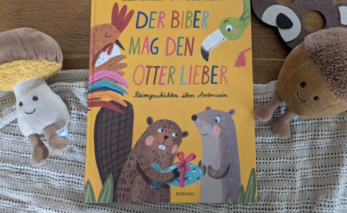 Billy Biber möchte sich keine Biberfrau suchen, denn er hat Otter Otto lieb. Braunbär Klaus hat so gar keine Lust auf Winterschlaf und schliddert lieber auf dem zugefrorenen See. Flamino Ringo isst ganz viel Spinat, damit er grün wird und sich richtig schön findet. Und Hahn Stanislaus und Henne Lu tauschen einfach die Rollen - und es funktioniert! In "Der Biber mag den Otter lieber" von Andrea Schomburg finden wir 14 tierisch-schöne Reimgeschichten, die Mut machen, gegen den Strom zu schwimmen und einfach so zu sein, wie man ist. Mit wunderschönen Illustationen von Aandrea Stegmaier.